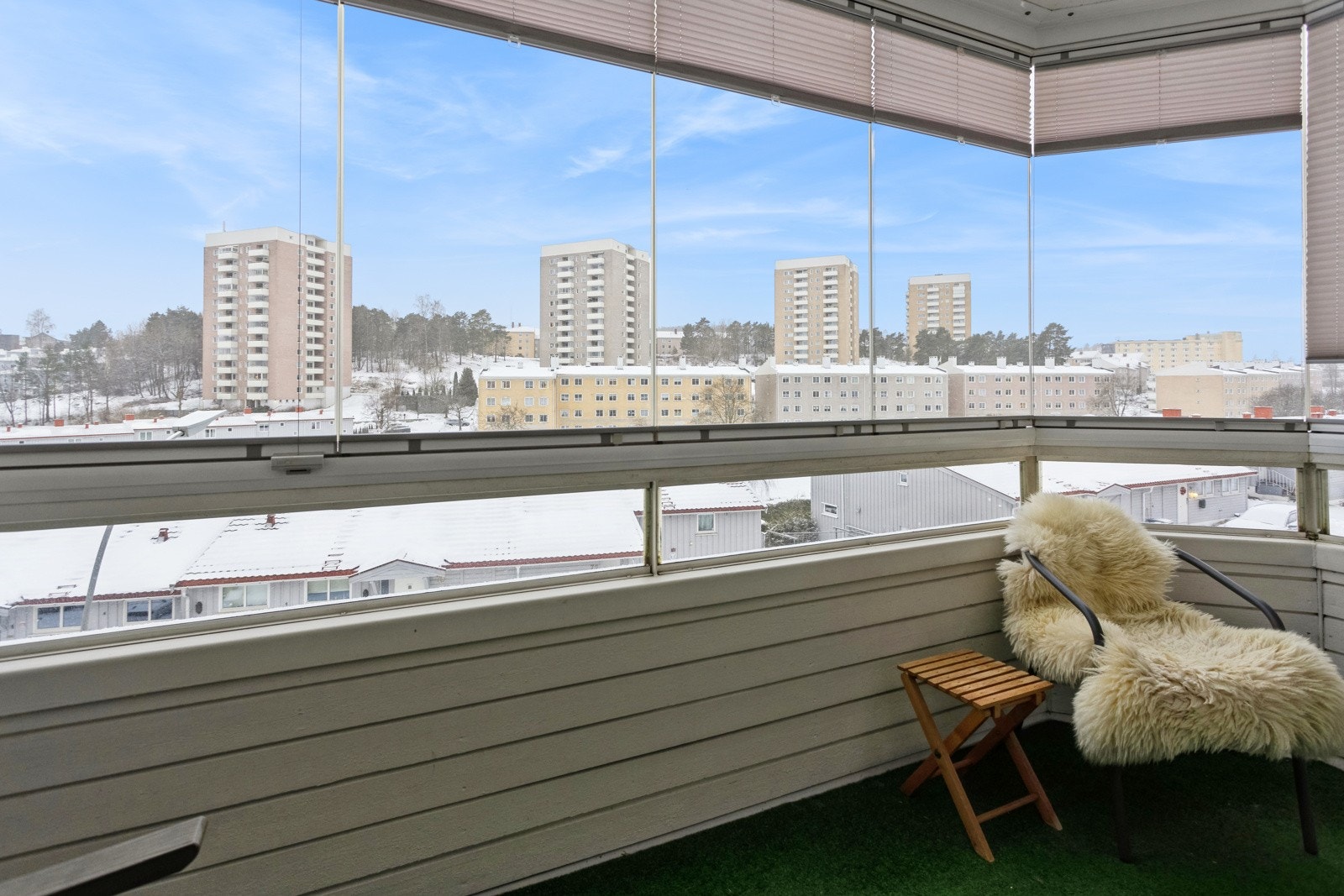 Herlig balkong med fin utsikt mot nærområdet og mot Havredalen. Galleribilde