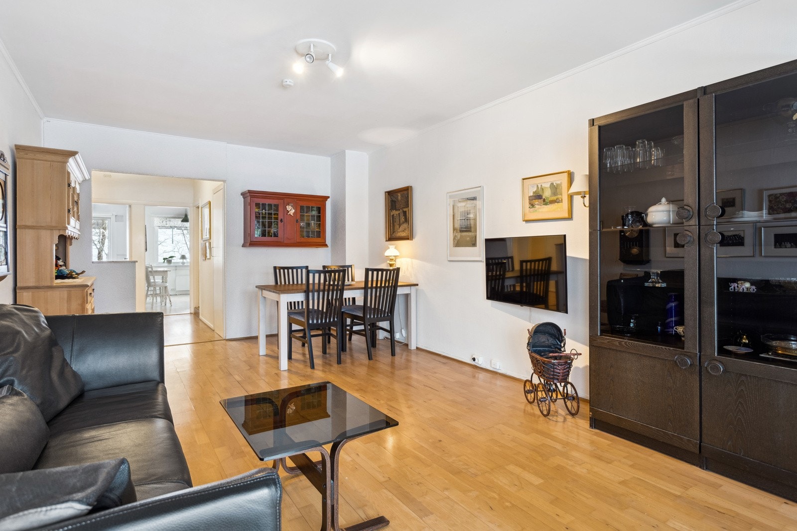 Lys og fin stue med flere innredingsmuligheter. Galleribilde