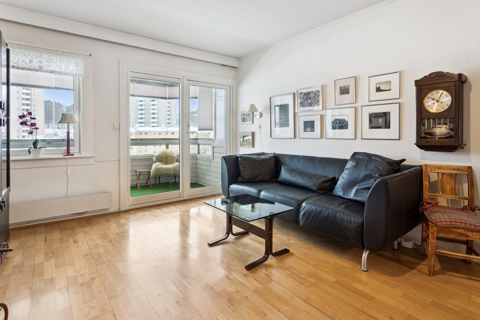 Stue med direkte adkomst til sudvestvendt balkong med gode solforhold. Galleribilde