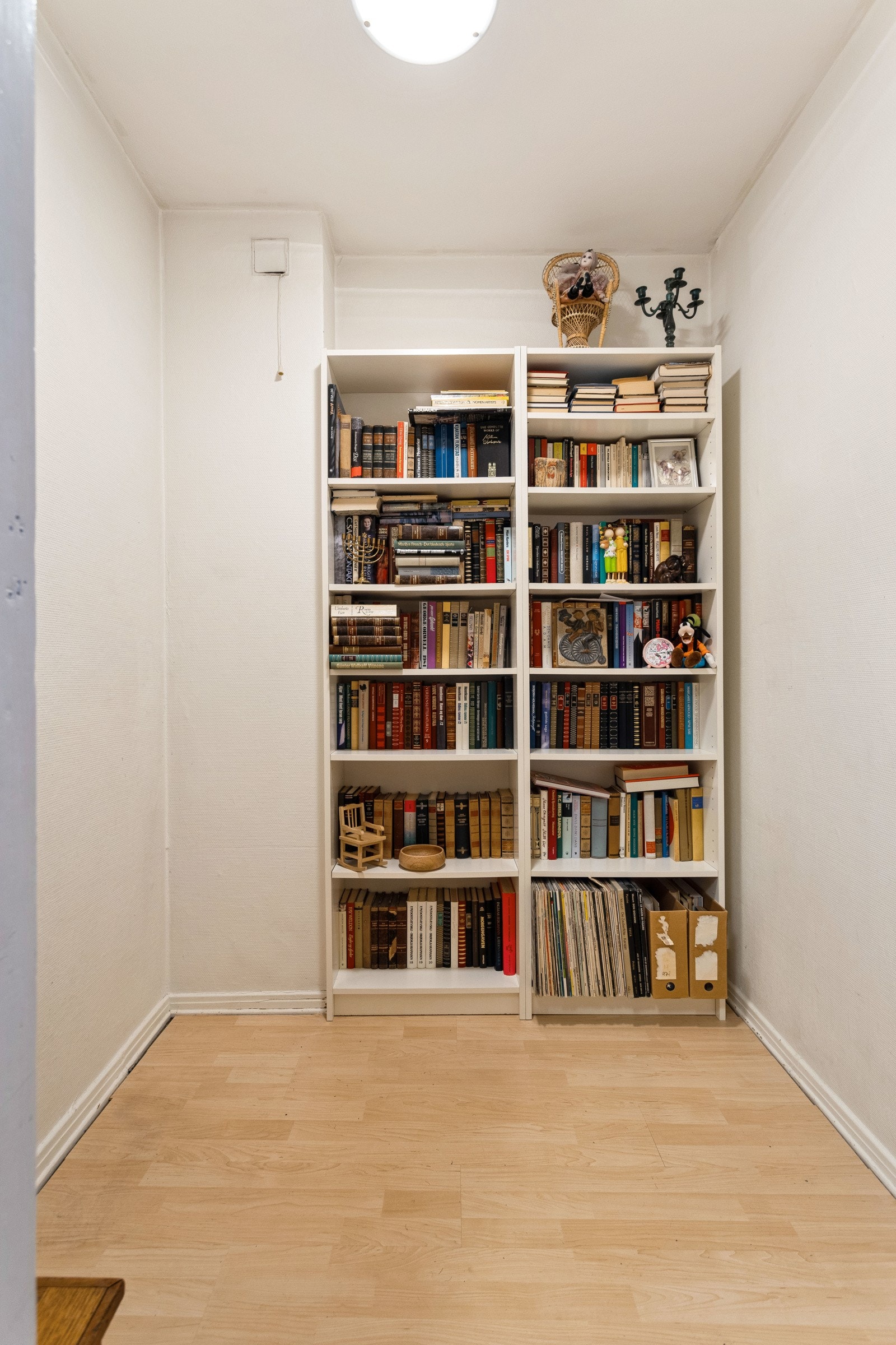 I tillegg til to innvendige kott / boder, medfølger også 2 kjellerboder (1 i kjeller og 1 i første etg) Galleribilde