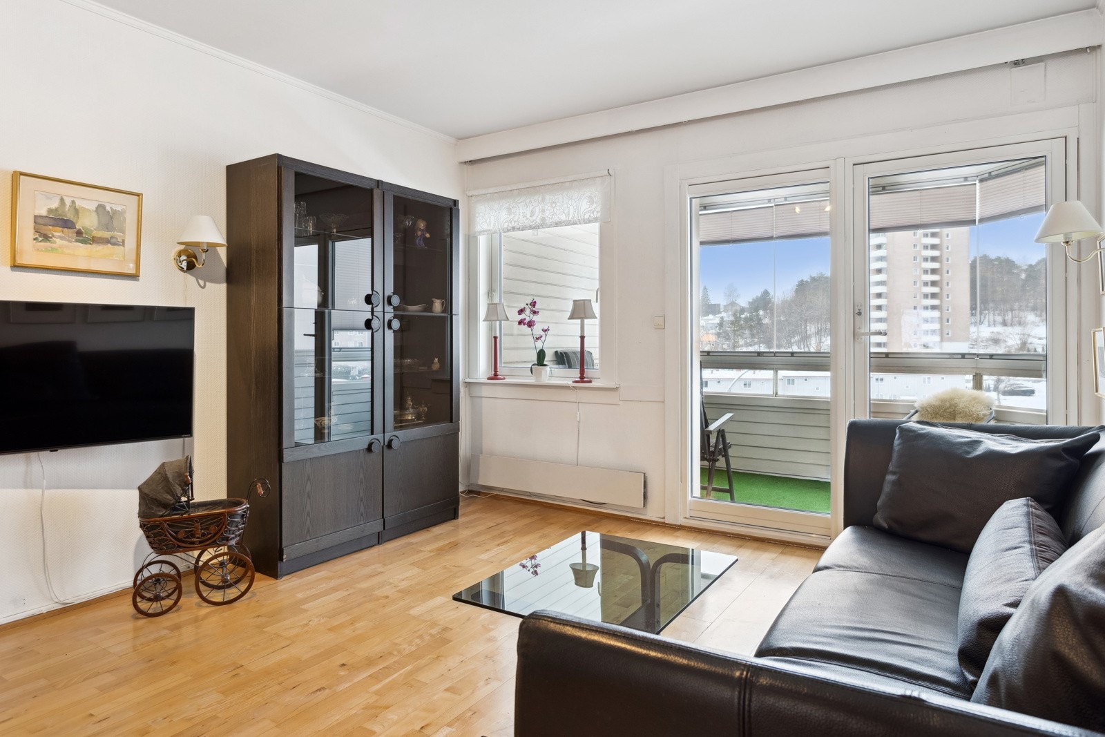 Stue med vinduer fra 2013 og balkongdør med sideglassfelt fra 2015. Galleribilde