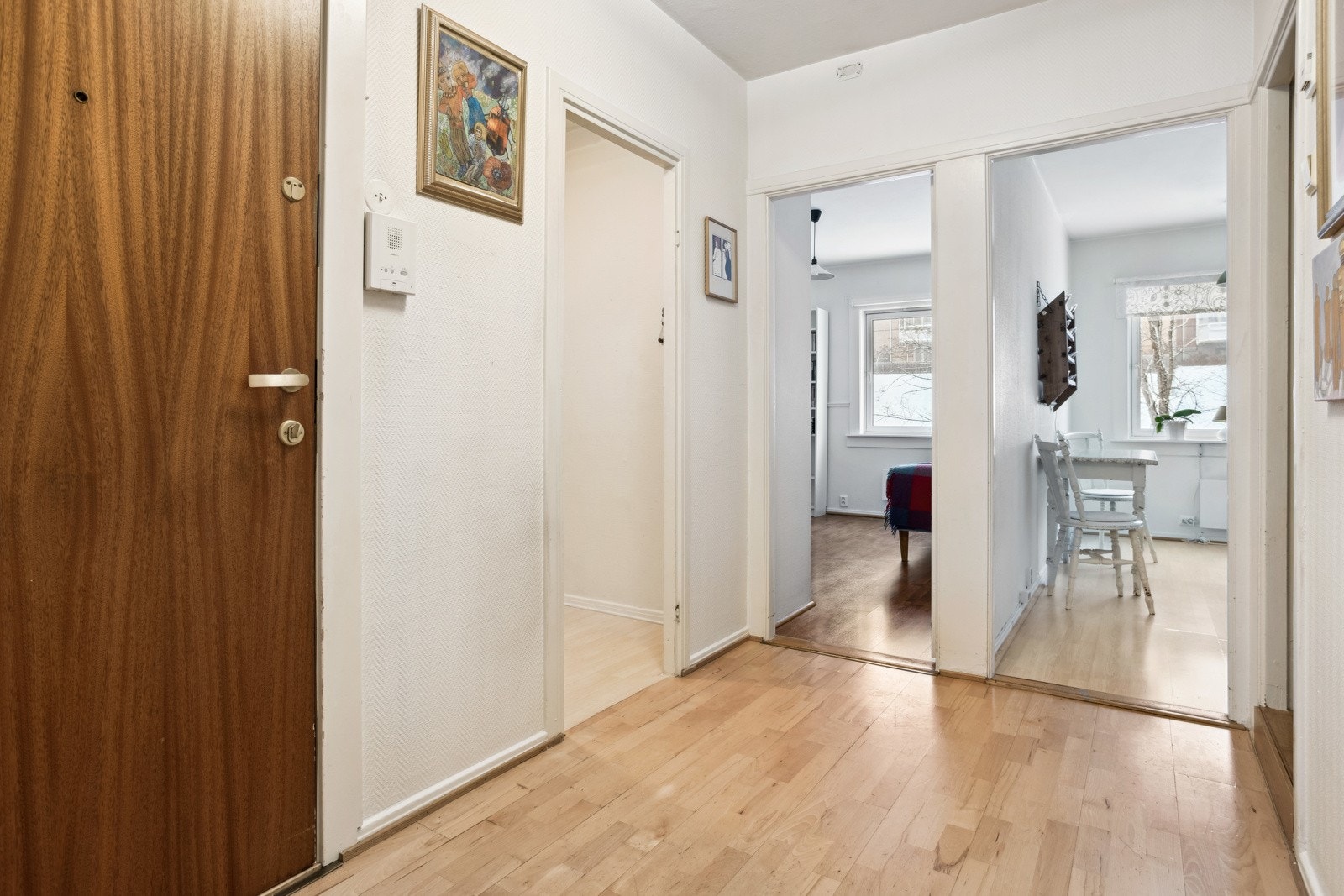 Entré med brann- og lydklassifisert entredør. Dørcalling. Galleribilde