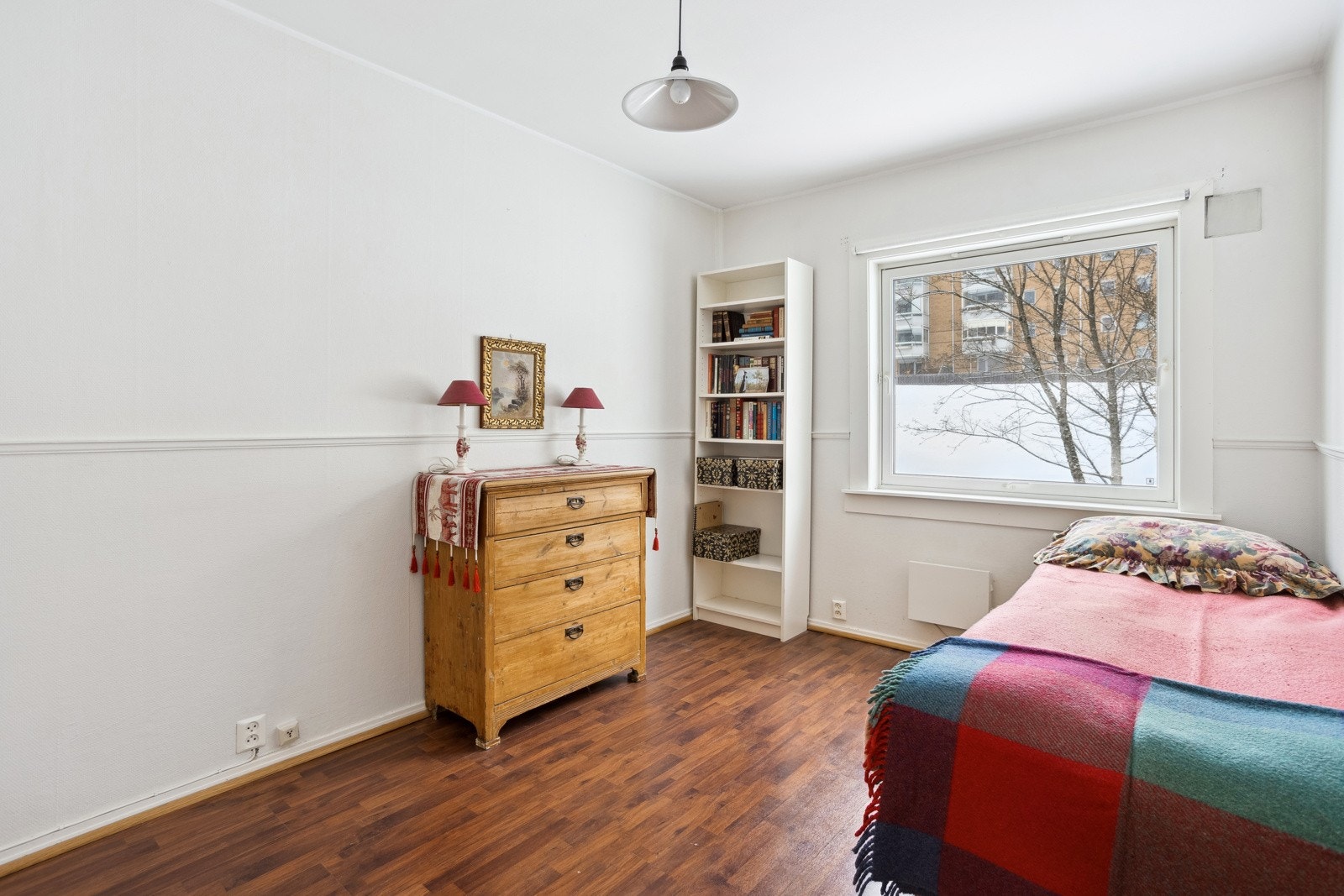 Soverommet er av god størrelse og ligger rolig og fint til. Galleribilde