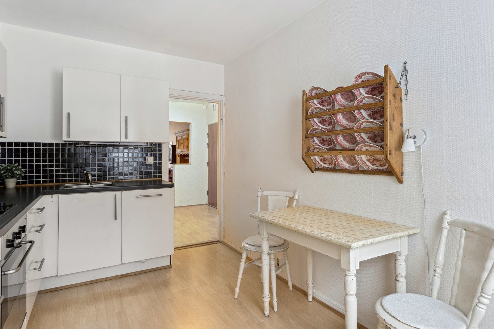 Lyst og koselig kjøkken med spiseplass. Galleribilde