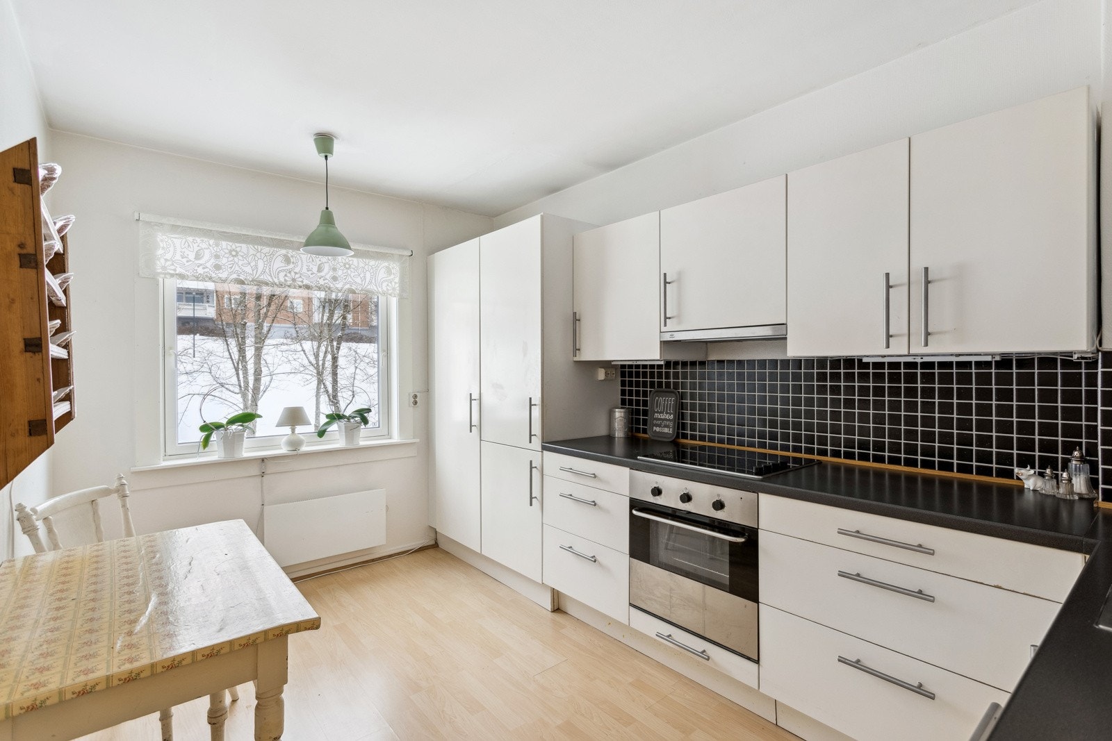 Kjøkken av god størrelse med god skap- og benkeplass. Galleribilde