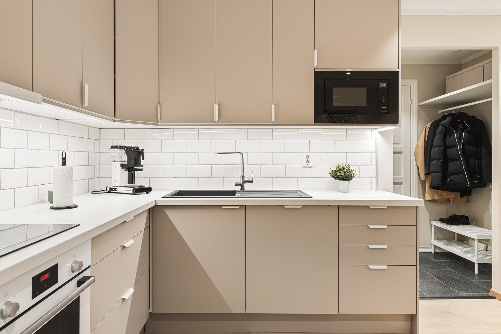 Av integrerte hvitevarer er det stekeovn, platetopp, mikrobølgeovn, oppvaskmaskin og kjøleskap med fryseskap. Galleribilde