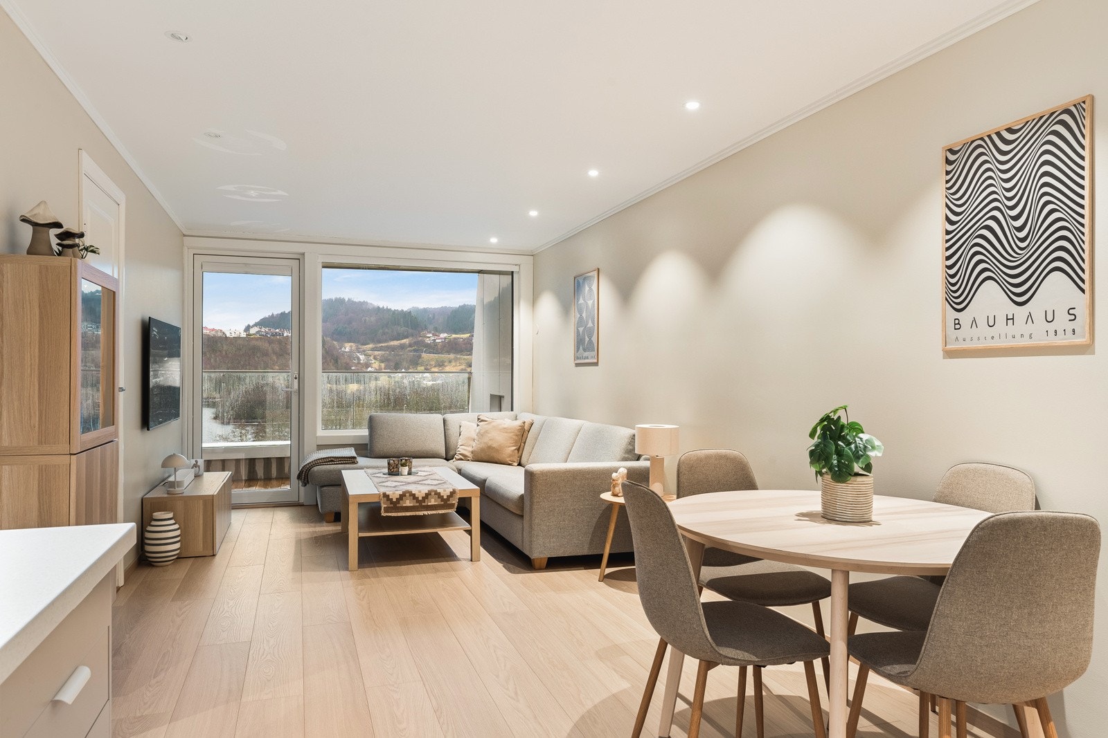 Moderne fargetoner og spotter gir en flottromfølelse og ideell lysetting. Store vindusflater sikrer også at rommet får rikelig med naturlig lysinnslipp og en flott utsikt over nærområdet. Galleribilde