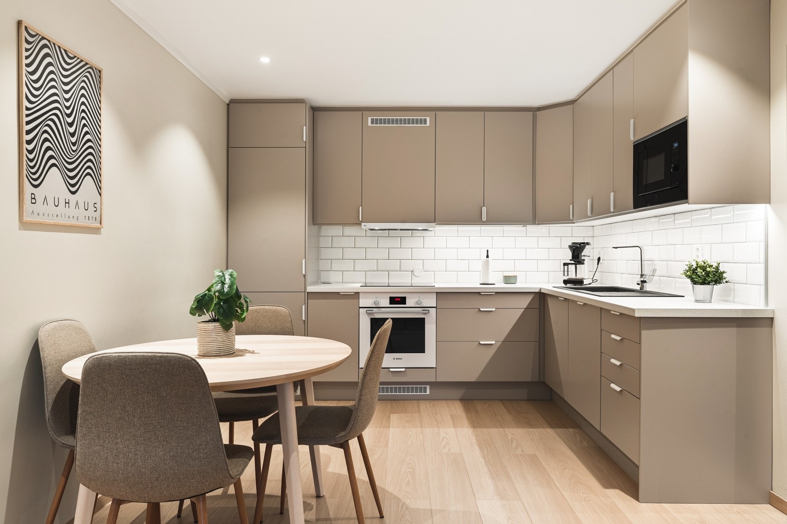 Den tidløse kjøkkeninnredningen fra 2023 er levert av Epoq og har slette fronter i fargen Core grey mist. Videre har kjøkkenet benkeplate av laminat med nedfelt vask av kompositt. Galleribilde