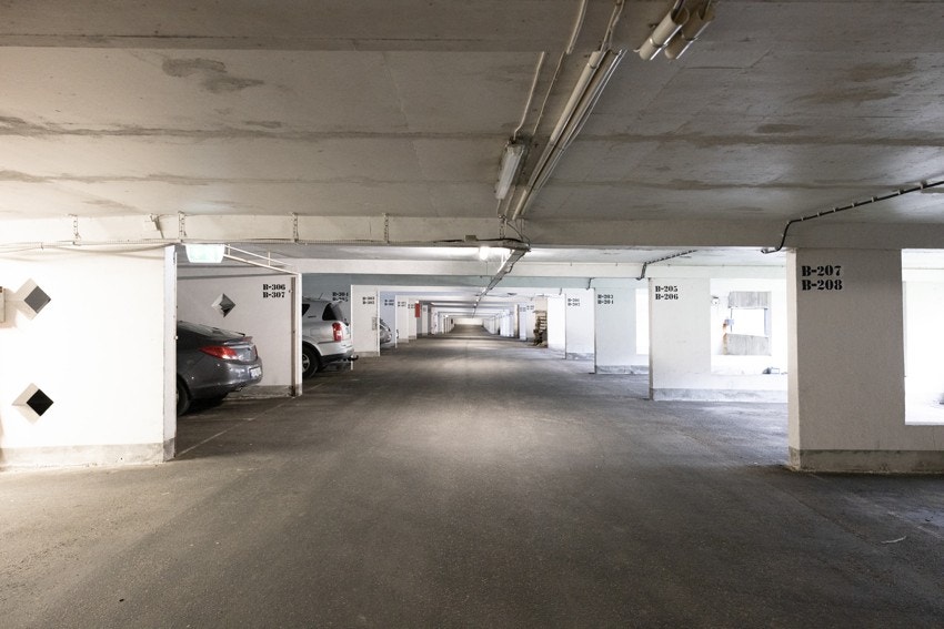 Det medfølger en stk. fast parkeringsplass i felles garasjeanlegg. Borettslaget har avtale med Elaway i forbindelse med el-bil lader. Galleribilde