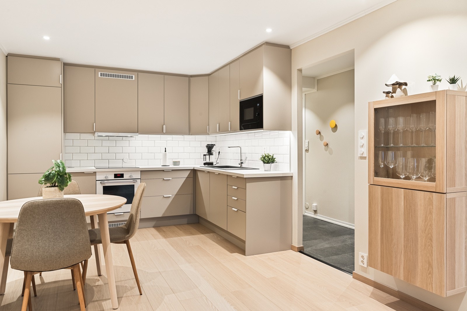 Kjøkkenet er godt løst og har en sosial utforming samtidig som det er rikelig med arbeids- og oppbevaringsplass. Galleribilde