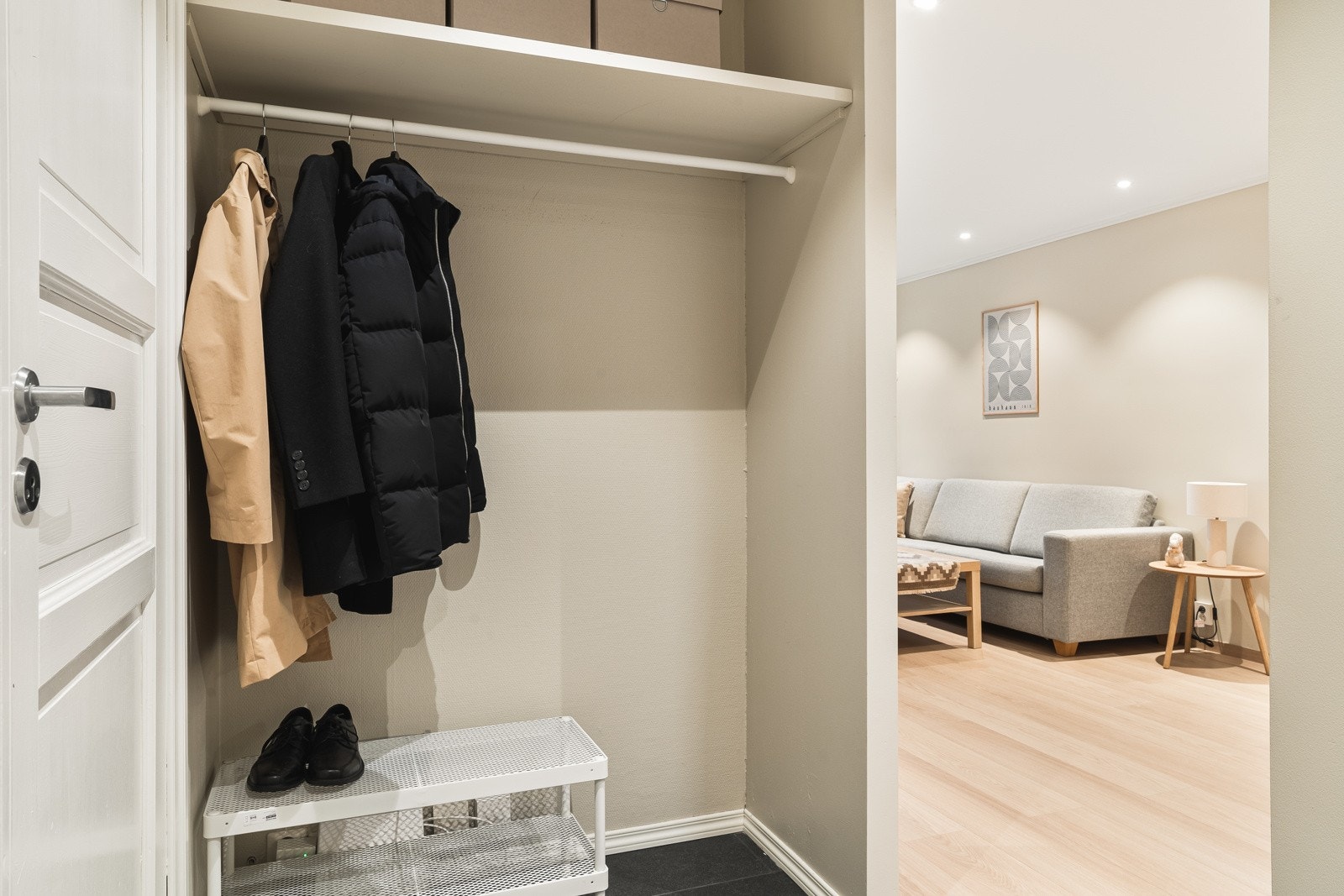Utformingen på entreen gjør at det er god plass til yttertøy og sko i en praktisk oppbevaringsløsning. Galleribilde