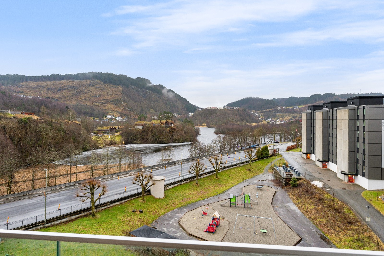 Balkongen har en sørvendt beliggenhet med gode solforhold på dagtid, samt en flott utsikt over nærområdet. Her kan fine dager virkelig nytes. Galleribilde