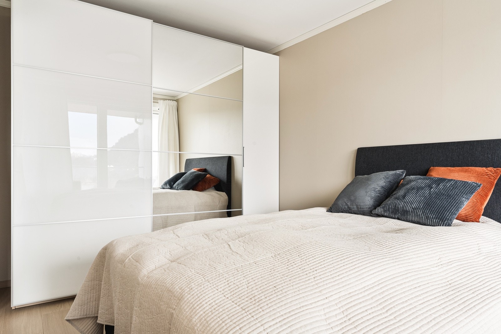 Størrelsen på rommet gir god plass til dobbeltseng og tilhørende nattbord. Galleribilde