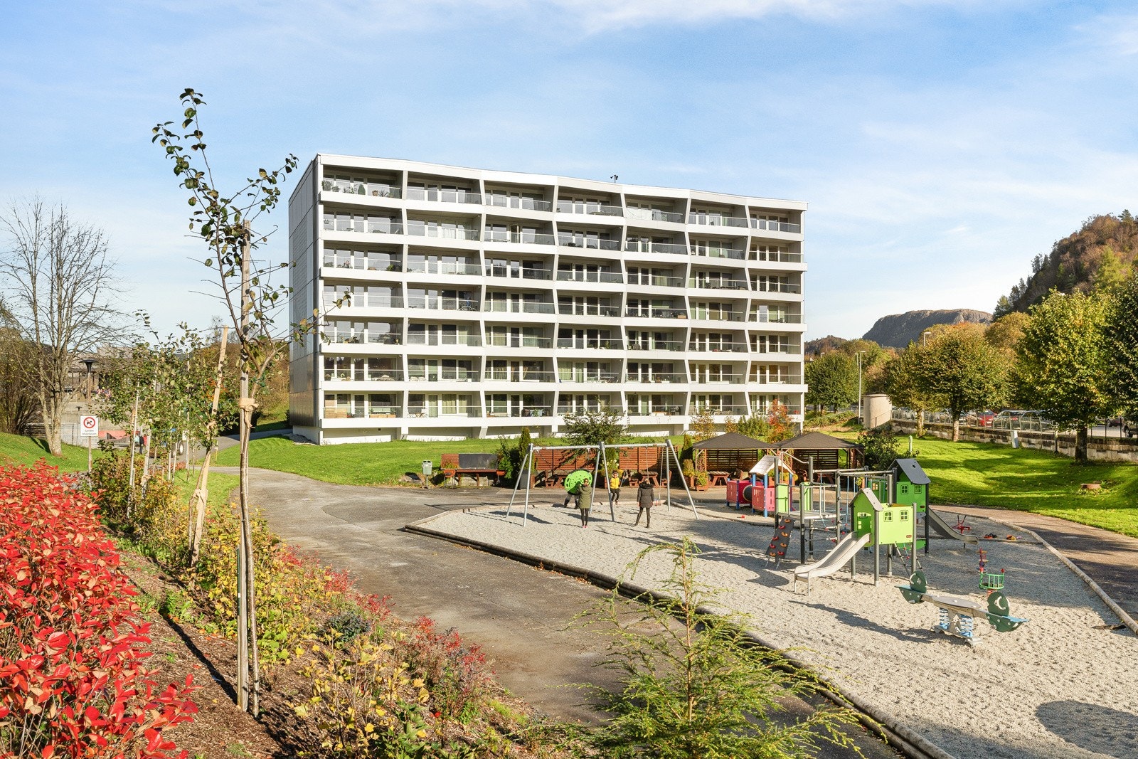 Borettslaget har flotte fellesarealer. Her kan både store og små trives, med en moderne lekeplass. Galleribilde