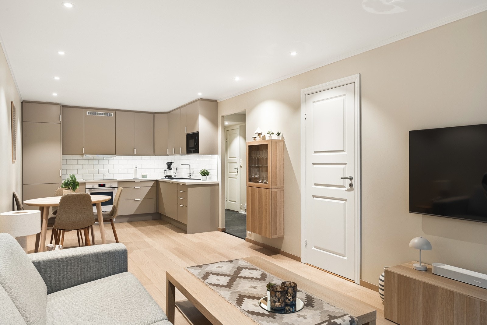 Velkommen til en innholdsrik og moderne leilighet med gjennomgående høy standard og attraktiv beliggenhet. Galleribilde