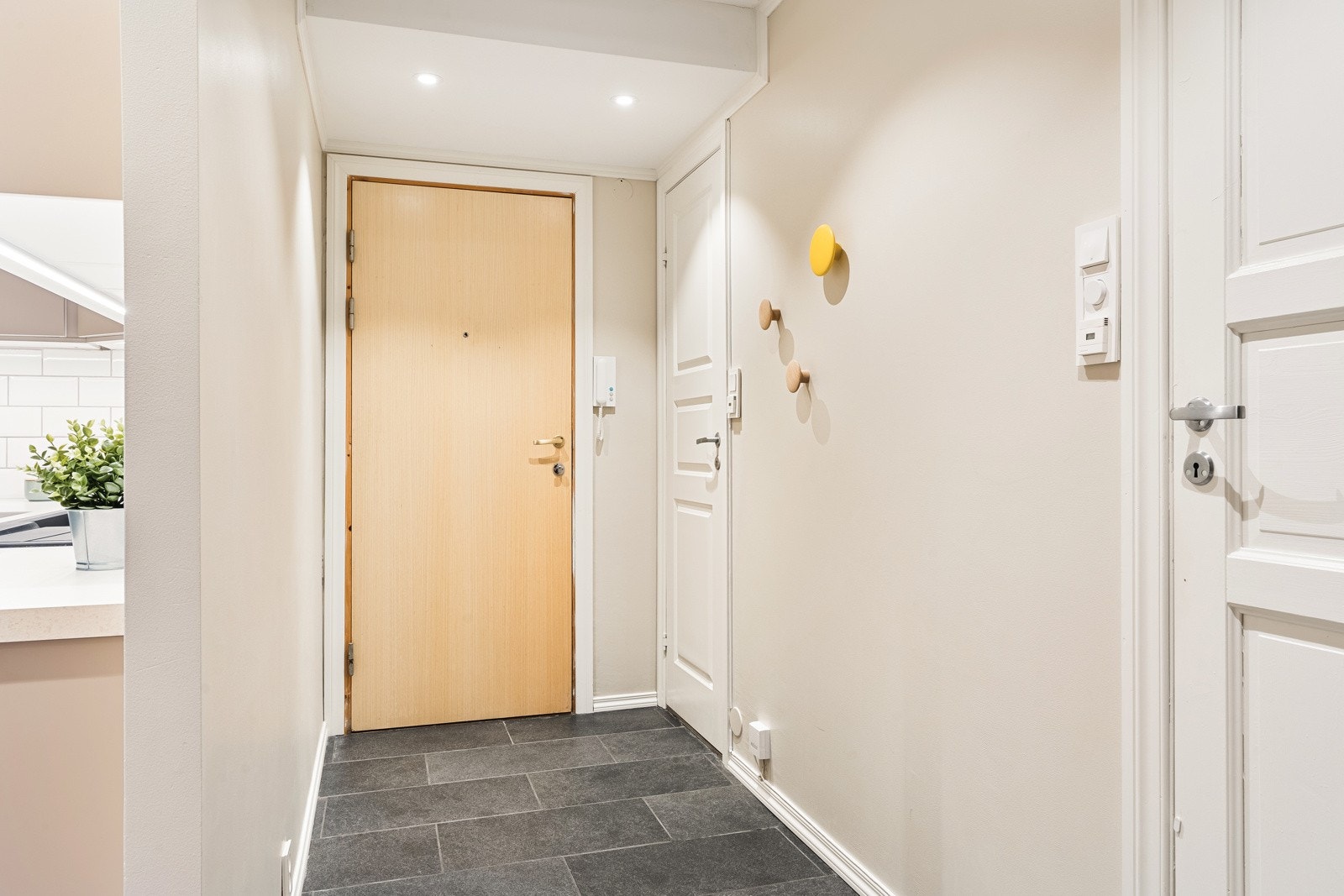 Velkommen inn i en lys og trivelig entré på 5 kvm. Her får man lune fliser med varmekabler på gulvet og innfelte downlights i himlingen som gir et flott førsteinntrykk. Galleribilde