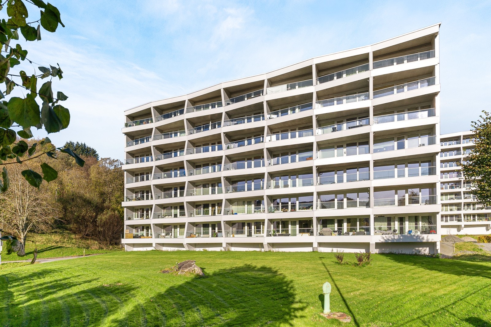 Leiligheten er en del av et veldrevet borettslag med heis i bygget og lokale til utleie. Galleribilde