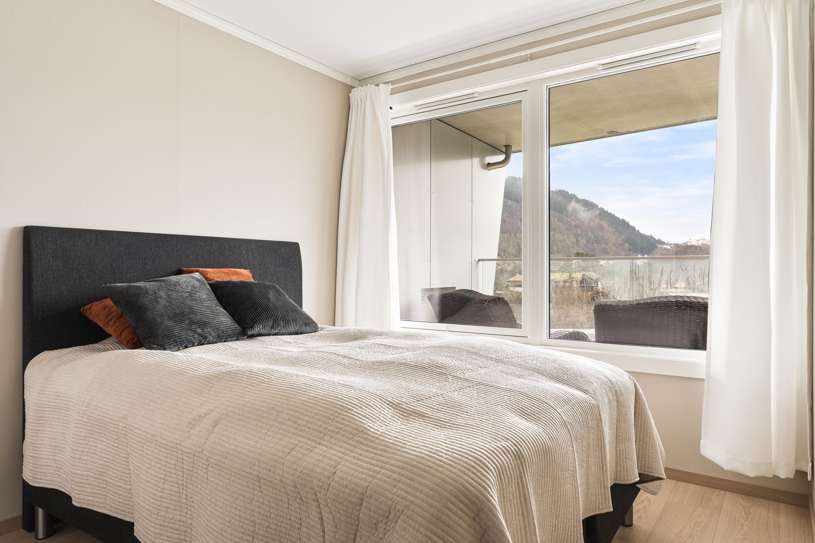 Soverommet måler 10,2 kvm og er malt i en moderne fargetone som harmonerer flott med det lyse gulvet. Galleribilde