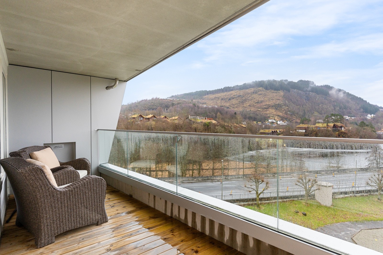 Fra stuen er det utgang til en fantastisk balkong på 11 kvm. Balkongen er bekledd med terrassebord og har rekkverk av glass og stål. Størrelsen på balkongen gir flere møbleringsmuligheter. Galleribilde