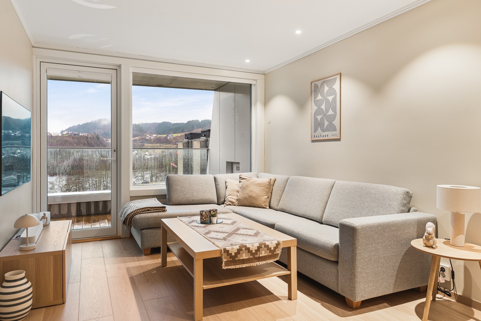 Veggene er nymalt i en lys og behagelig fargetone som harmonerer godt med det flotte en-stavs gulvet. De gjennomgående moderne og stilrene rammene gjør det enkelt å få det fint. Galleribilde