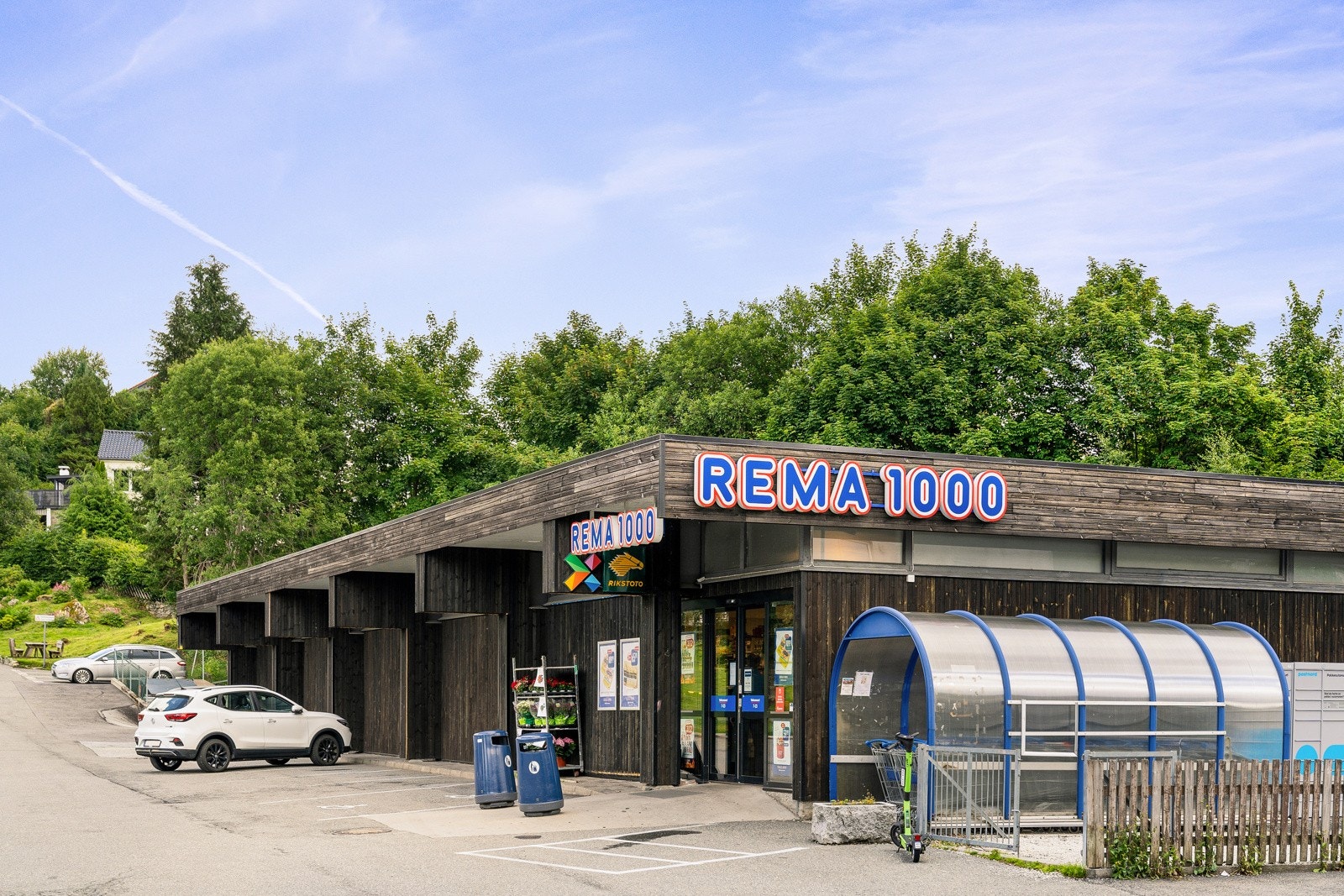 Rema 1000 ligger like ved og sørger for en enkel hverdagshandling. Galleribilde