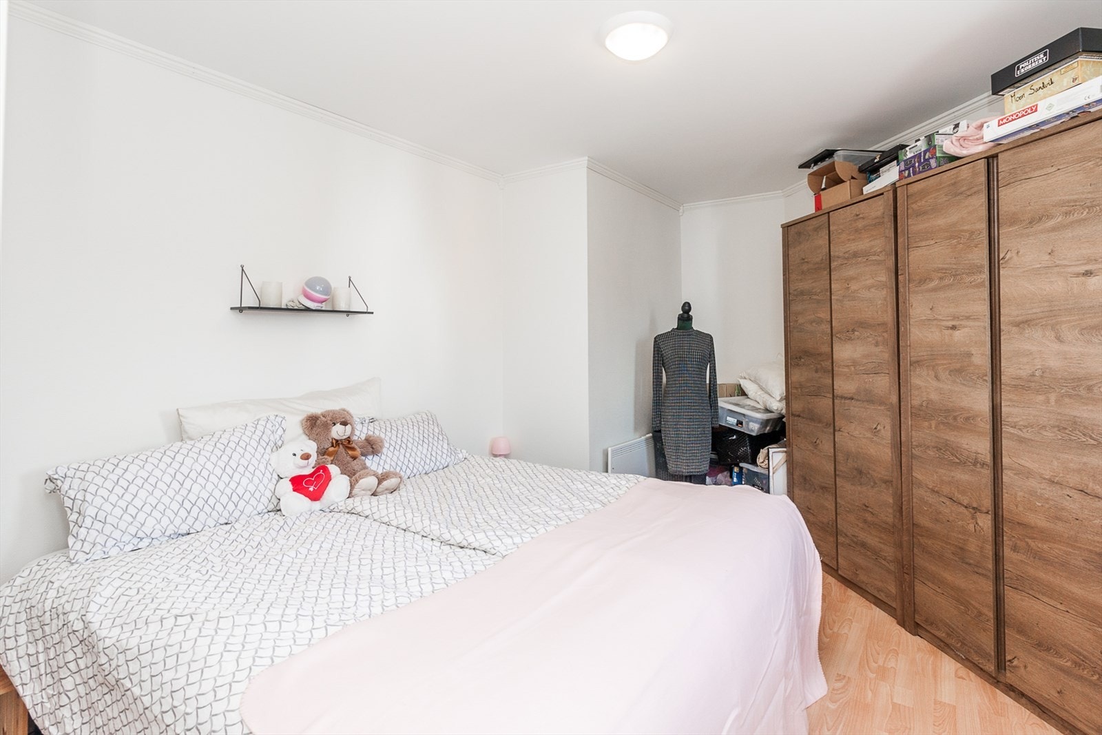 1 av 2 rom som benyttes som soverom i leilighet nord i 1.etasje. Galleribilde