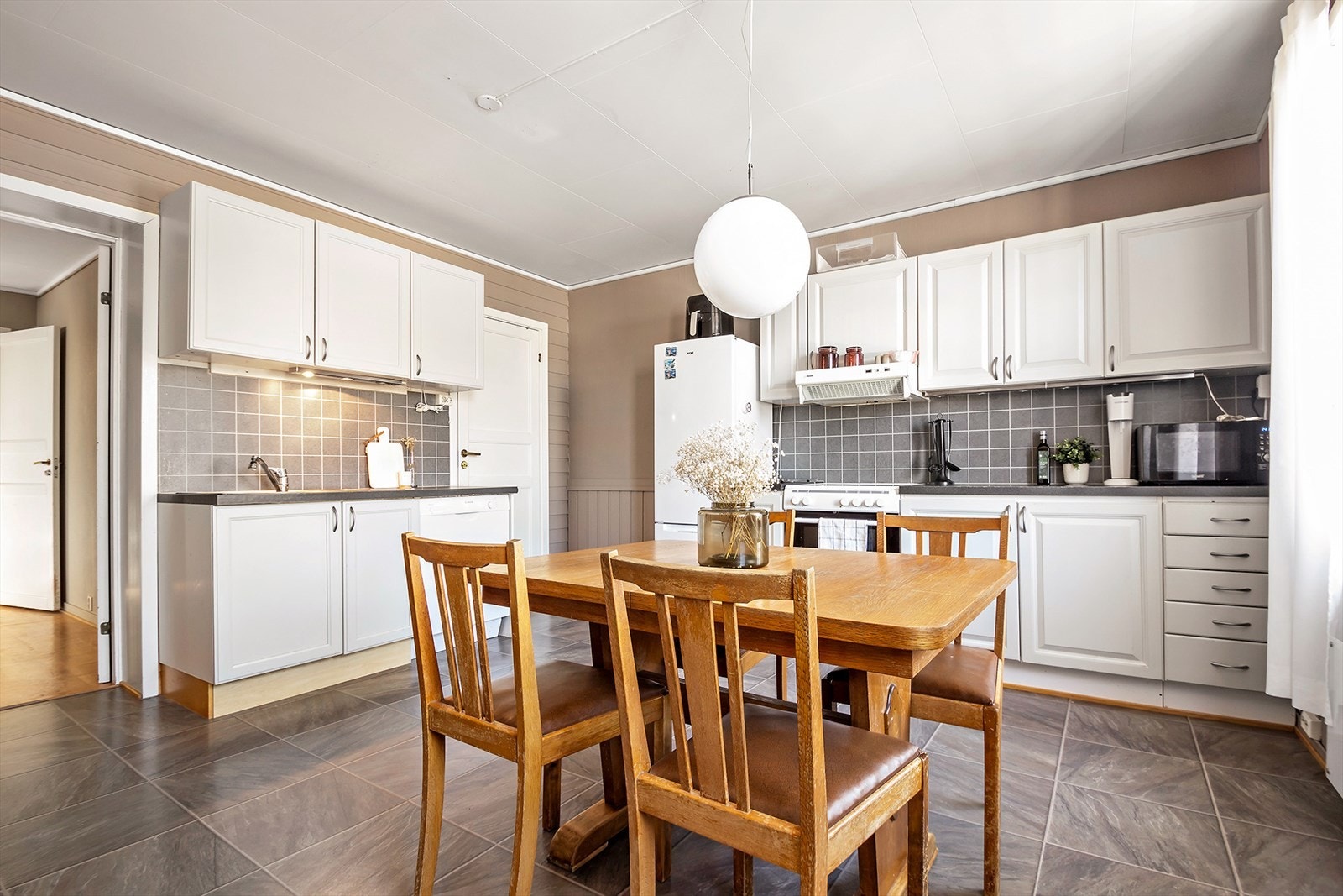 Kjøkkenet i leiligheten i 2. etasje. Galleribilde