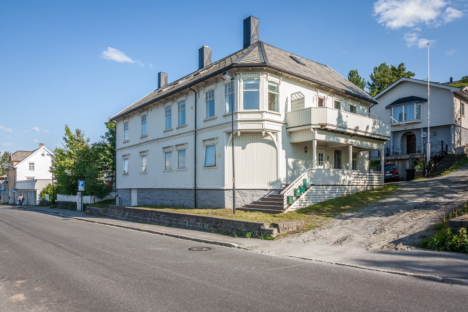 Bygget er et tydelig preg av jugendstil. Den uvanlige formen i hjørnet i 2.etasjen kommer av et det på tidligere ca. 1940 tallet var et tårn i hjørnet av bygget. Galleribilde