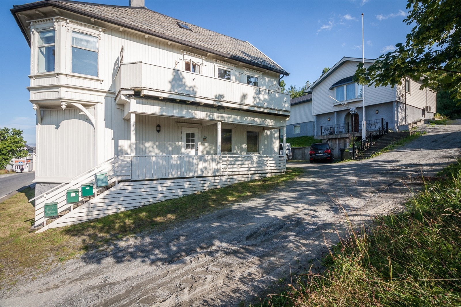 På kortsiden er det inngangsparti for både leilighet 1 av 2 i første etasje, men også trappeoppgang til 3. etasje. Galleribilde