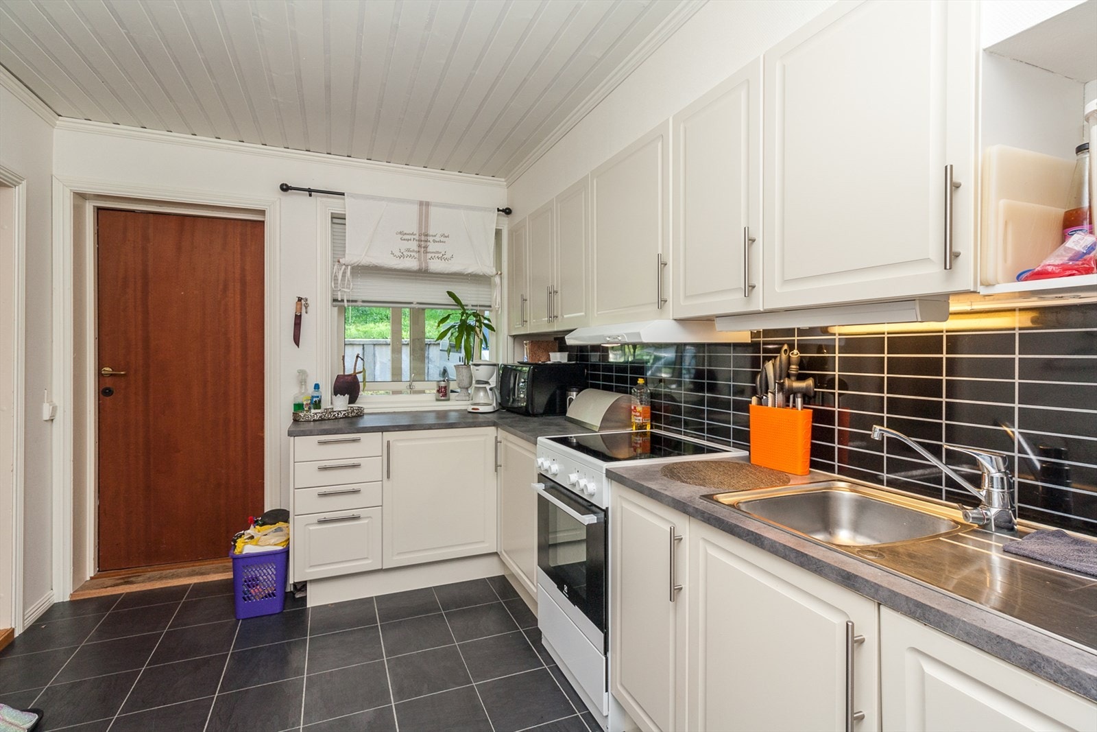 Via kjøkkenet er det en utgang til markterrasse i bakgården. Galleribilde