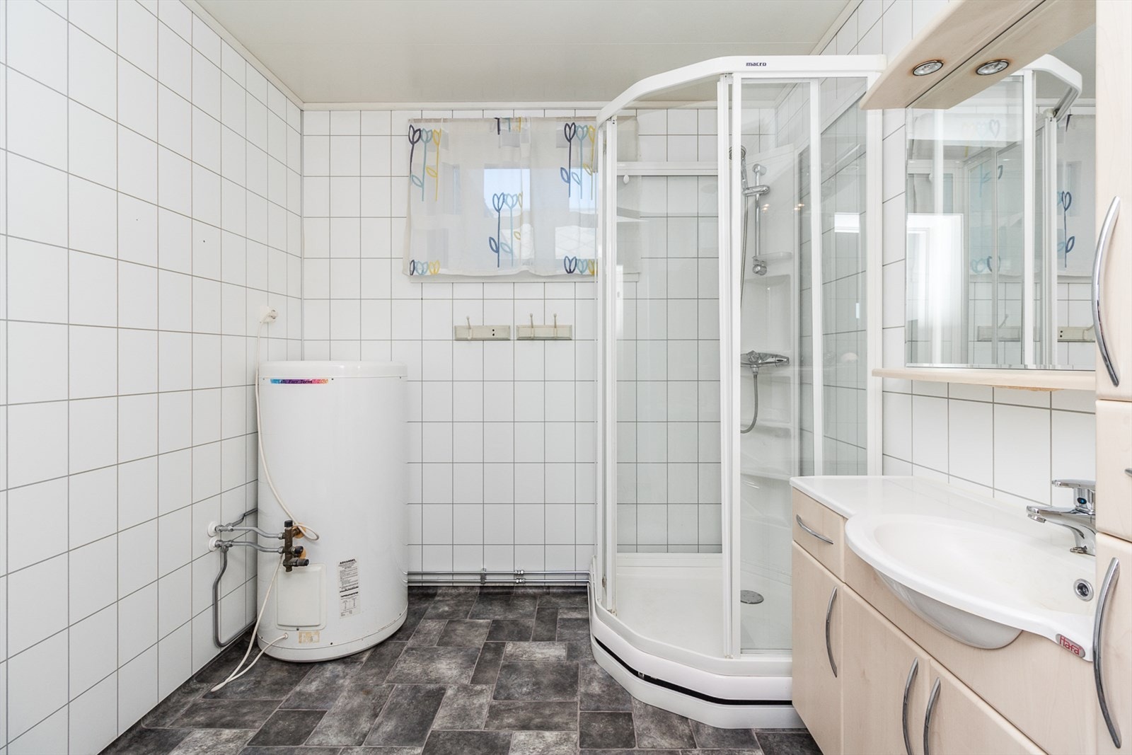 Enkelt møblert baderom med lysefarger. Galleribilde