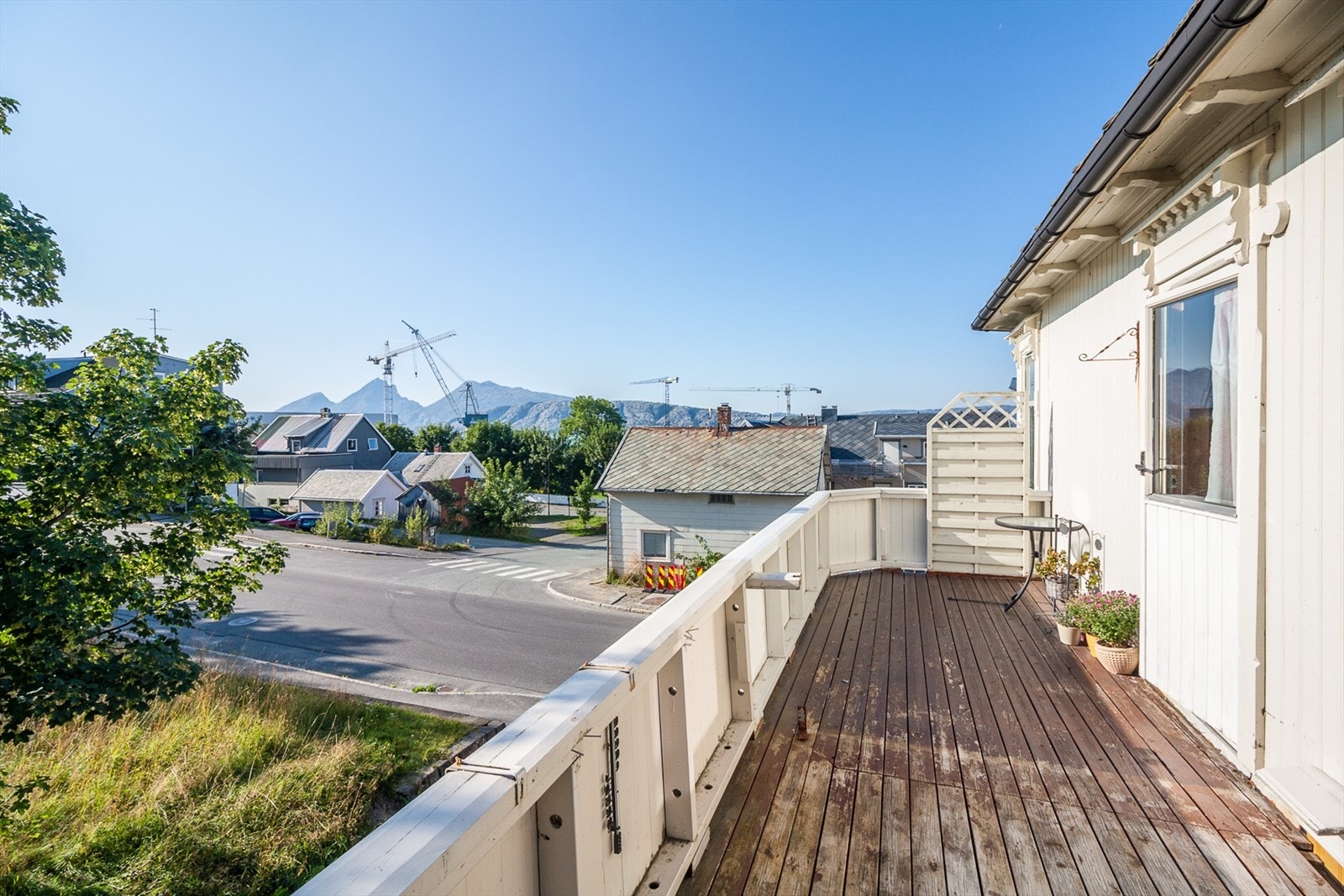 Altan i 2.etasje, tilgjenglig via trappeoppgang. Galleribilde