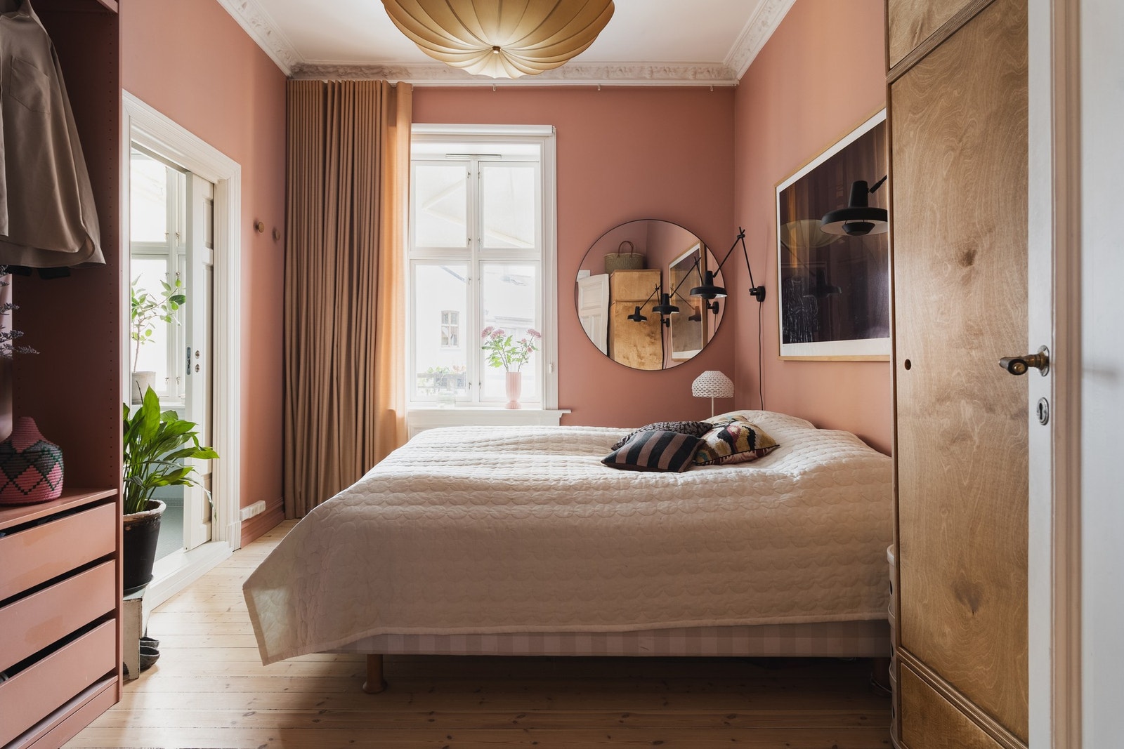 En-suite hovedsoverom vendt inn mot bakgården. Galleribilde