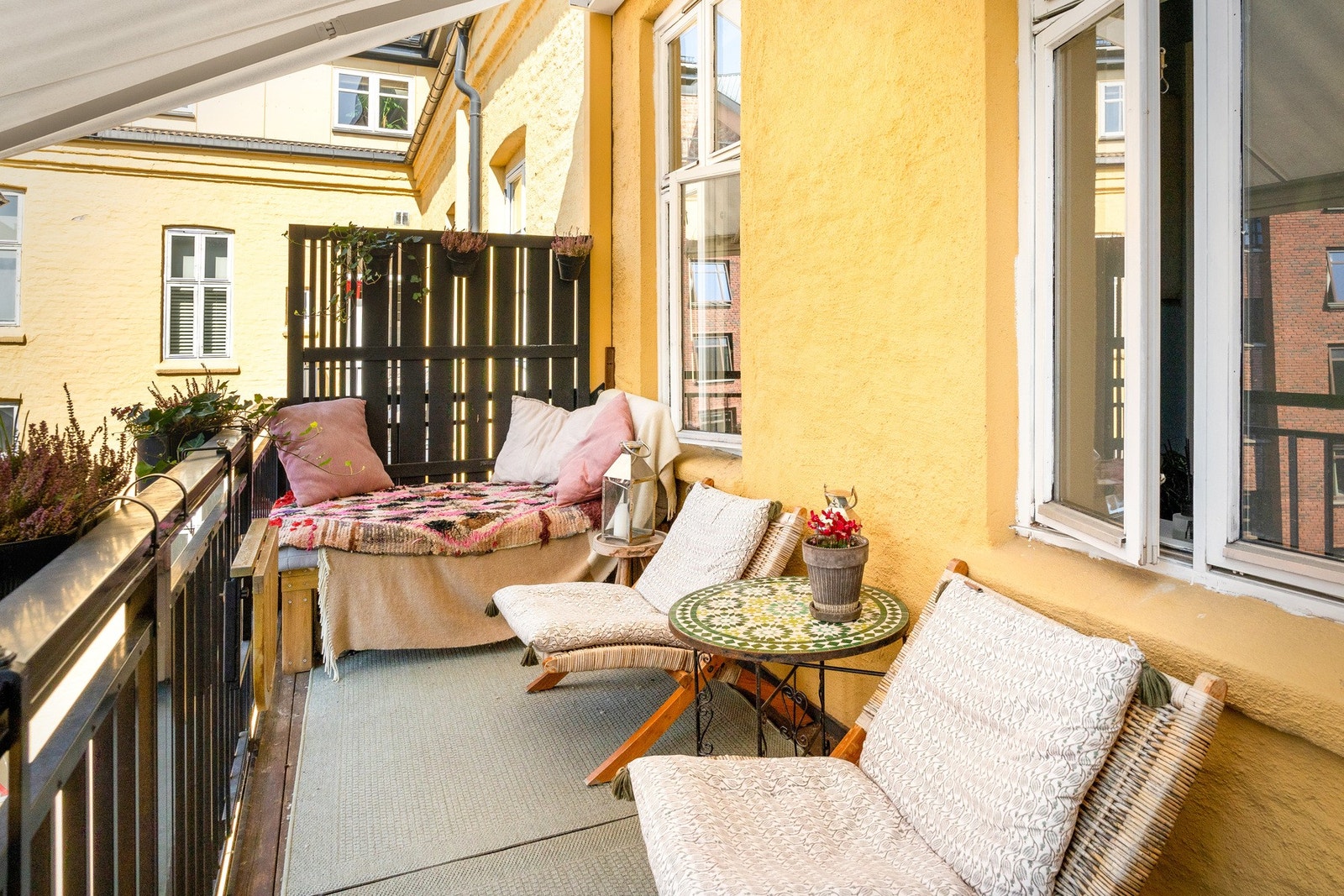 Solrik balkong på hele 11 kvm med elektrisk markise. Balkongen vender inn mot bakgård har har god plass til sittegrupper og grill. Galleribilde
