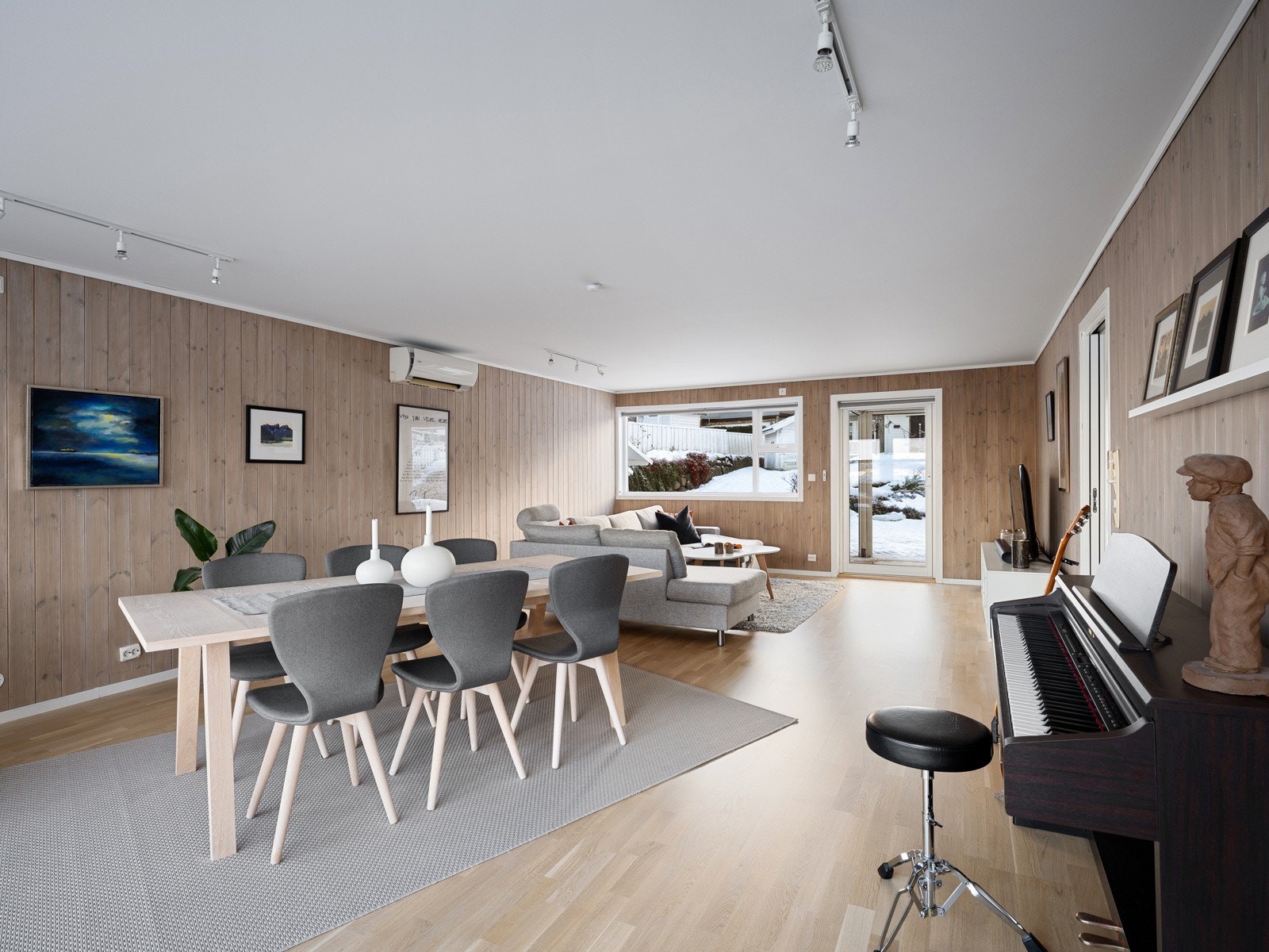 Stuen har varmepumpe og utgang til terrasse/hage Galleribilde