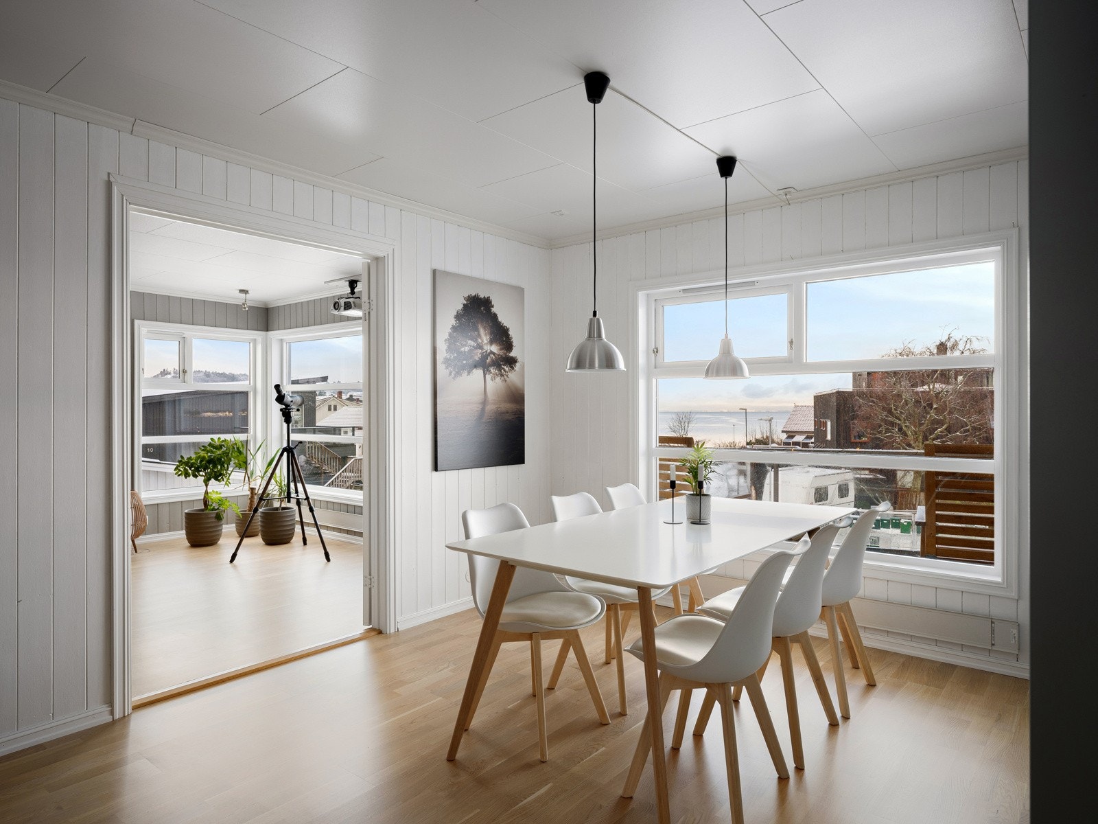 God plass til spisebord ved vinduene Galleribilde