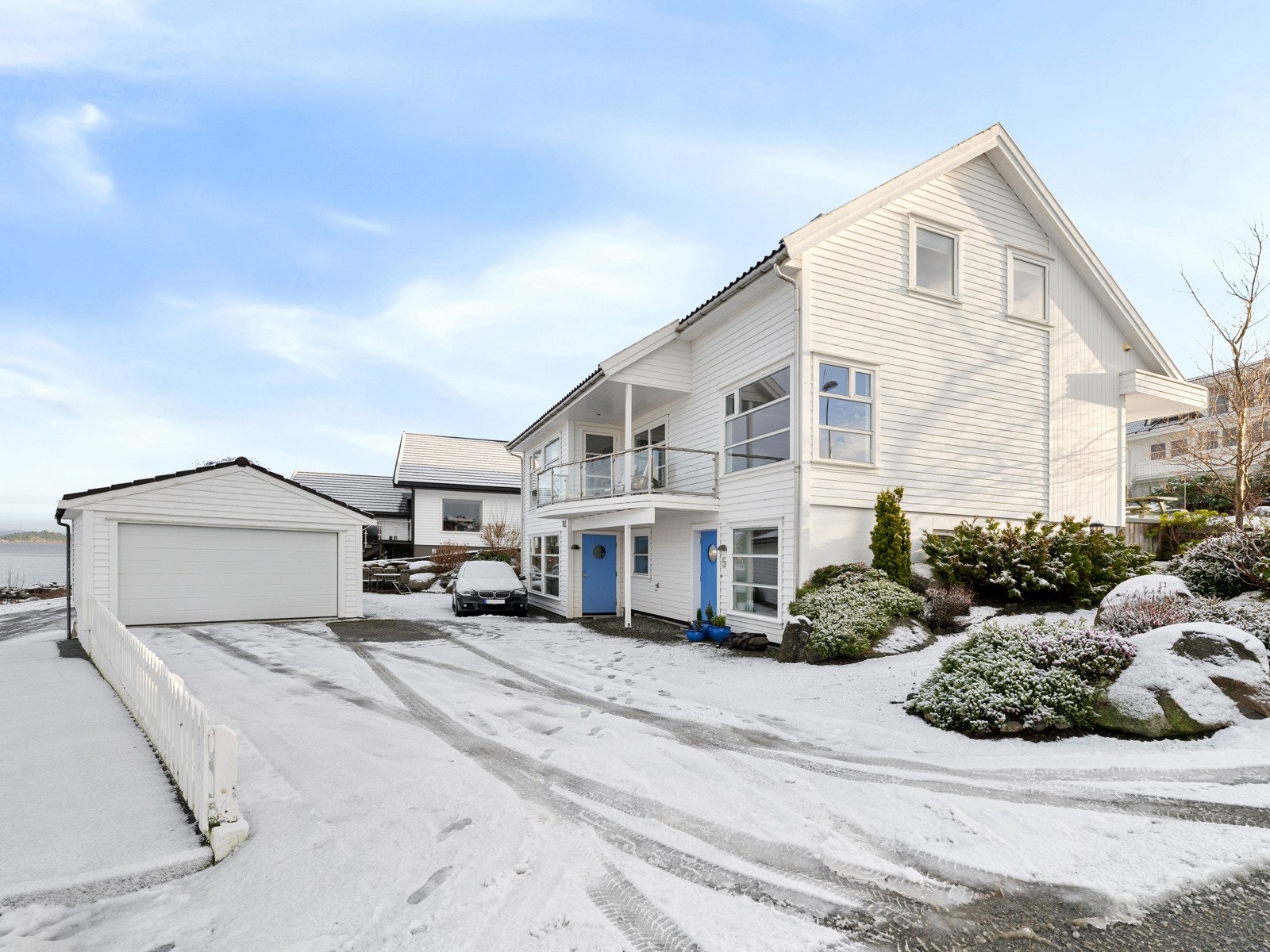 Romslig gårdsrom med plass til flere bilder og garasje med plass til parkering av båt på baksiden Galleribilde