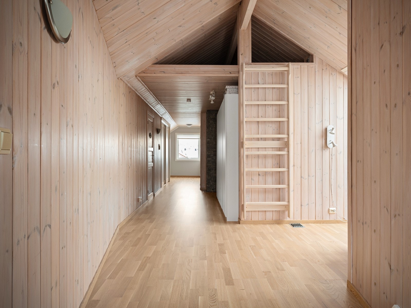 Stor og luftig gang med ekstra takhøyde og hems Galleribilde