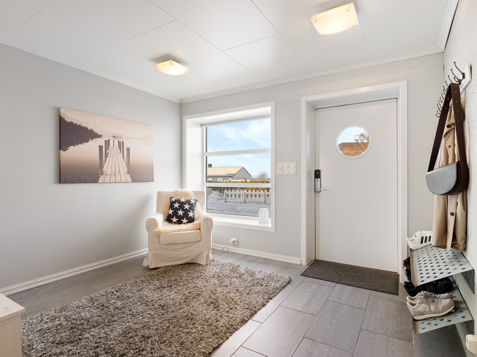 Stor, lys og innbydende gang med Yale kodelåsdør Galleribilde