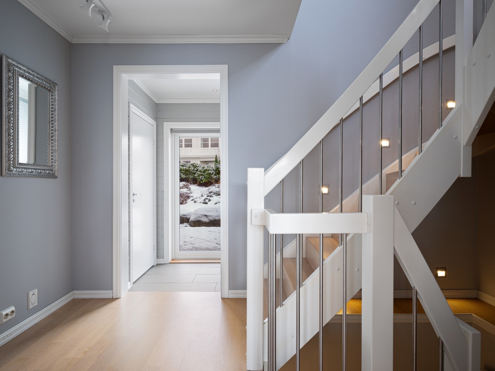 Gang med belysning i trappene og videre utgang til hagen Galleribilde