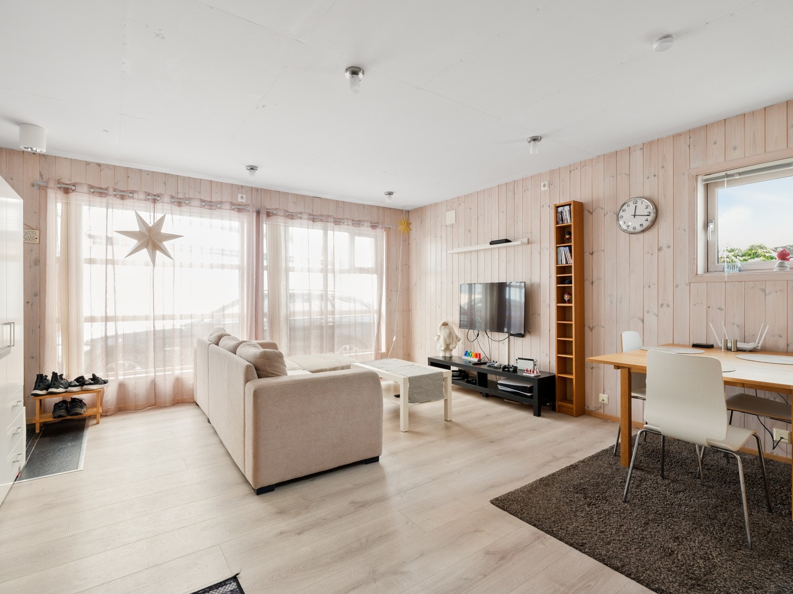 Lys og fin stue/kjøkken med plass til forskjellig møblering Galleribilde