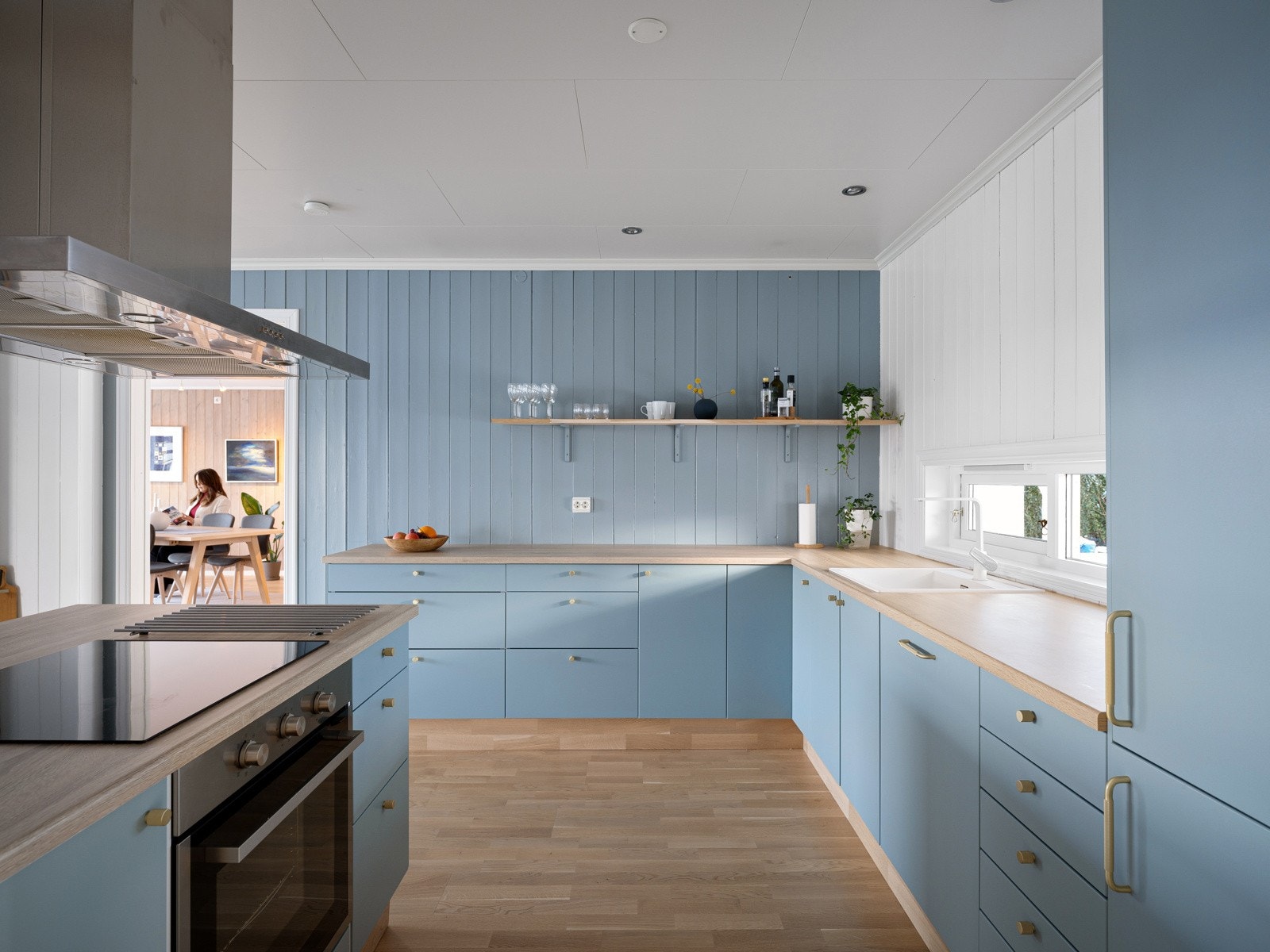 Flott kjøkken med godt med skap- og benkeplass Galleribilde