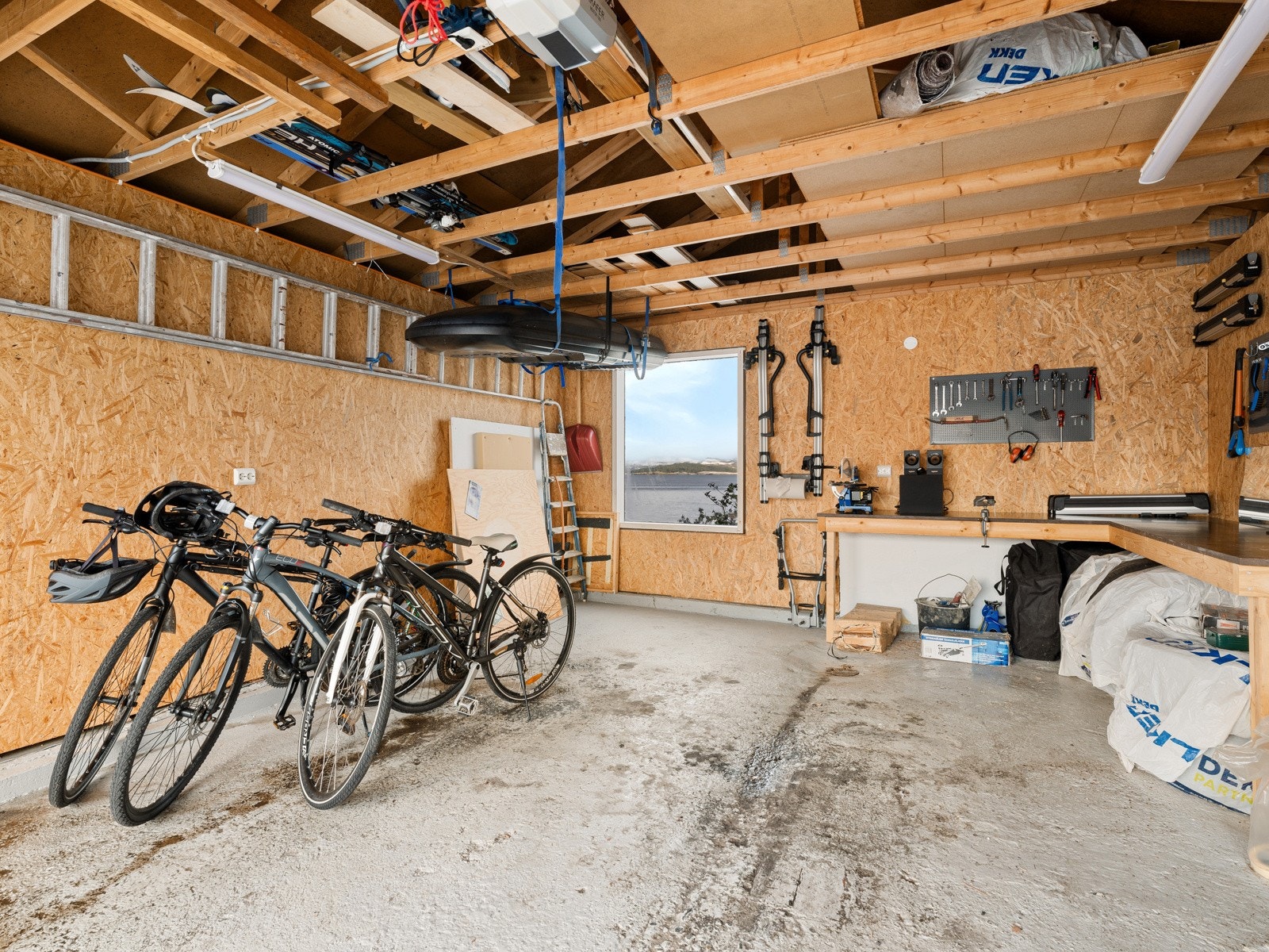 Garasje med innredning og storslått utsikt over havet - Her er det gøy å stå og jobbe Galleribilde