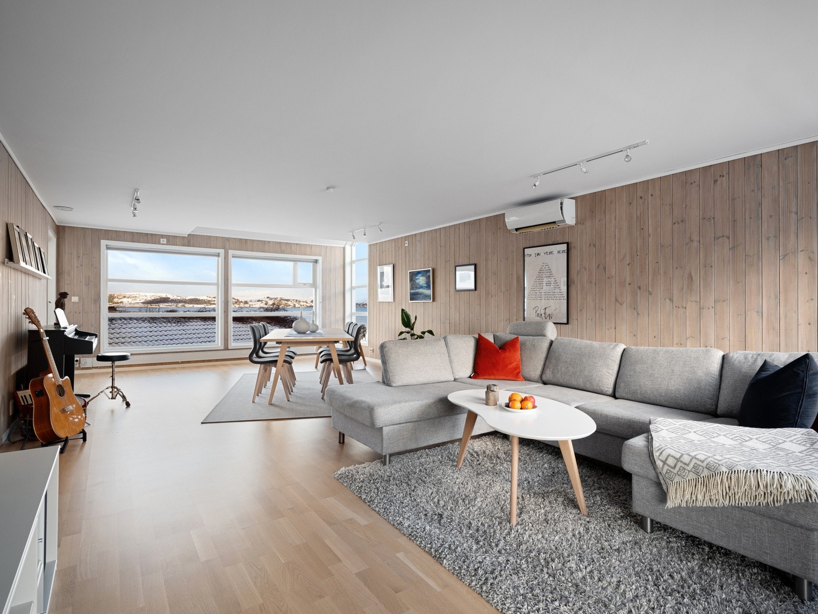 Stor stue med svært gode møbleringsmuligheter Galleribilde