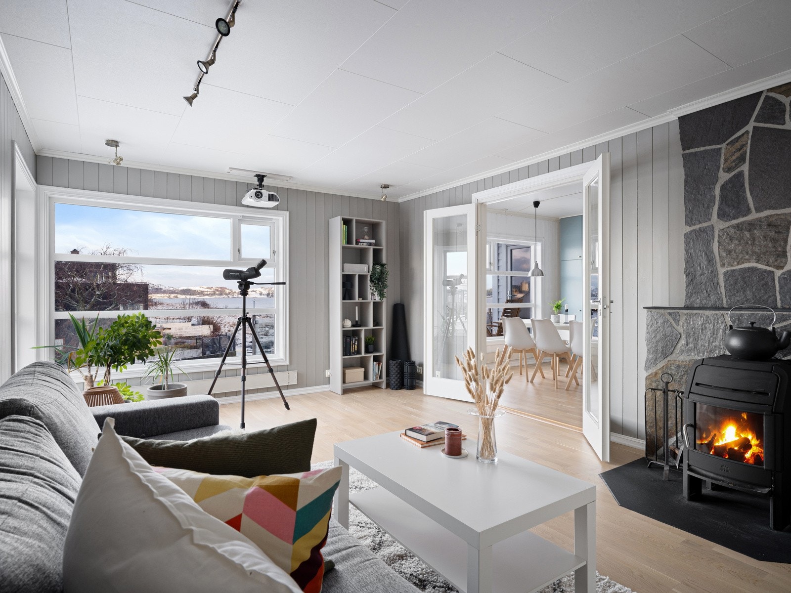 Peisestue med vedovn Galleribilde