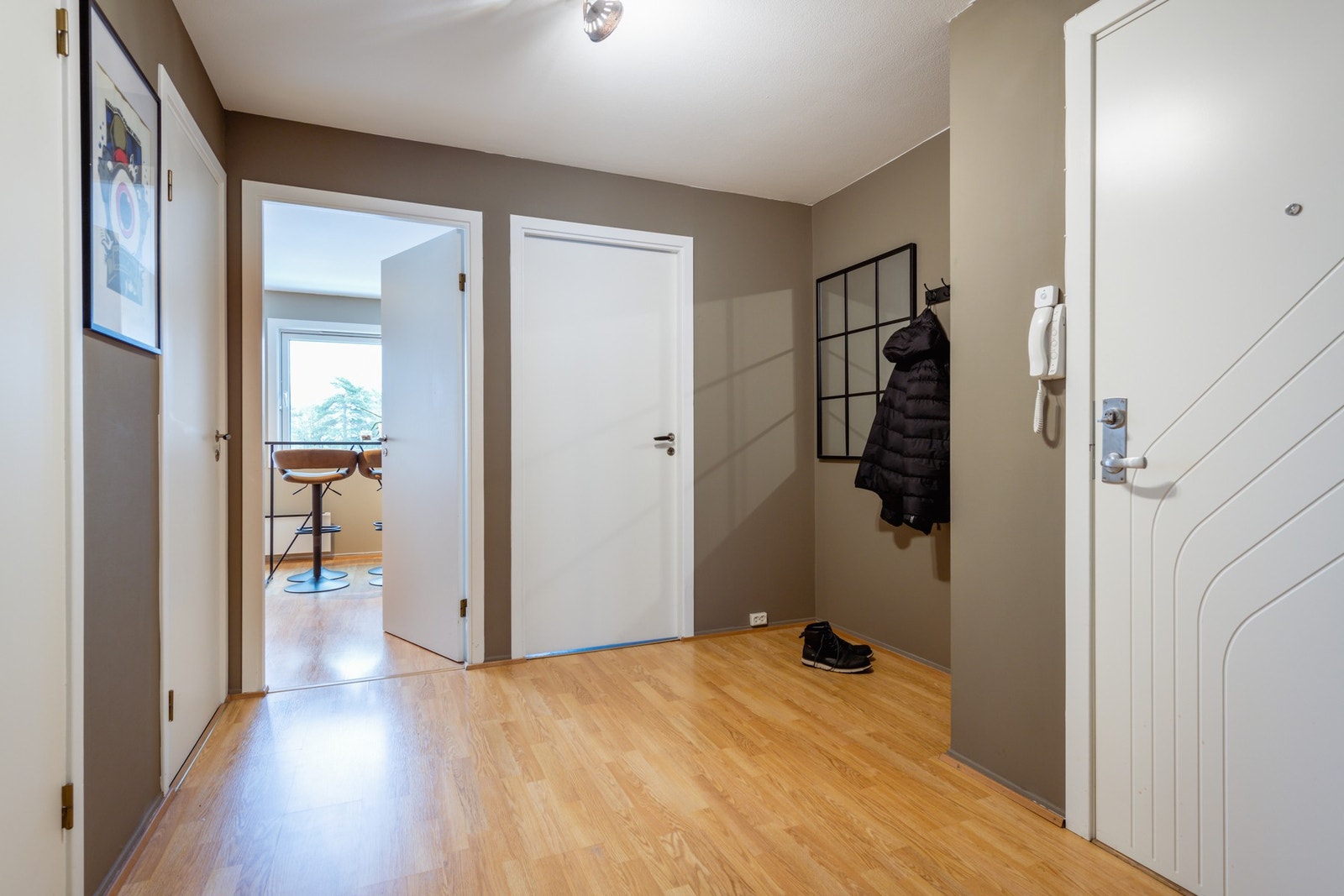 Leiligheten har en stor gang med adkomst til stue, kjøkken, bad, toalett og bod. Galleribilde