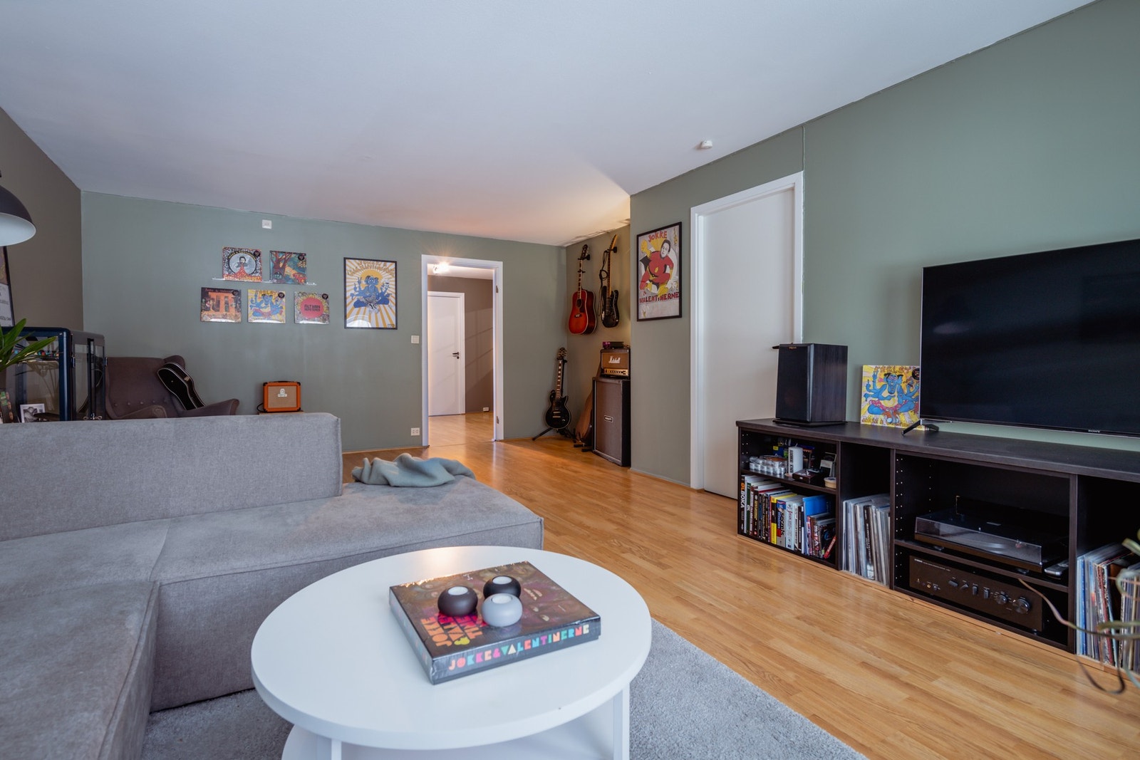 Fin og luftig stue med god plass til både sofa og spisestue. Galleribilde