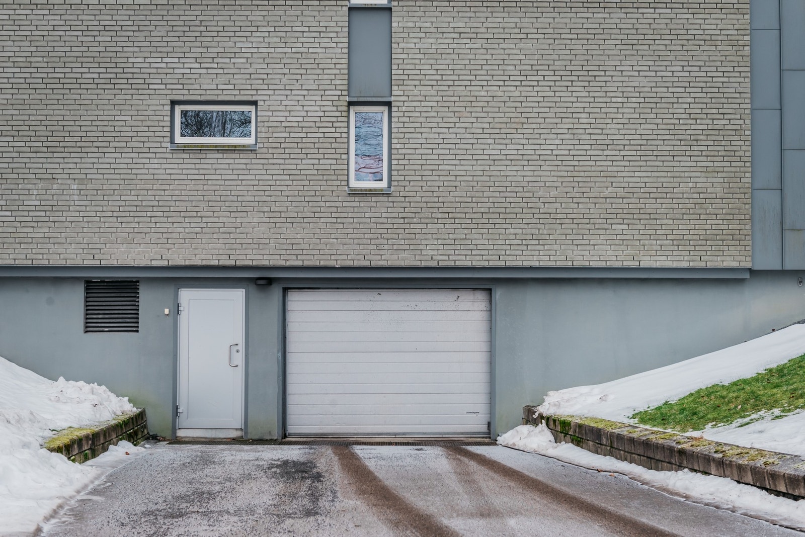 Det er mulighet for å sette seg på liste for parkeringsplass i garasjekjeller. Galleribilde