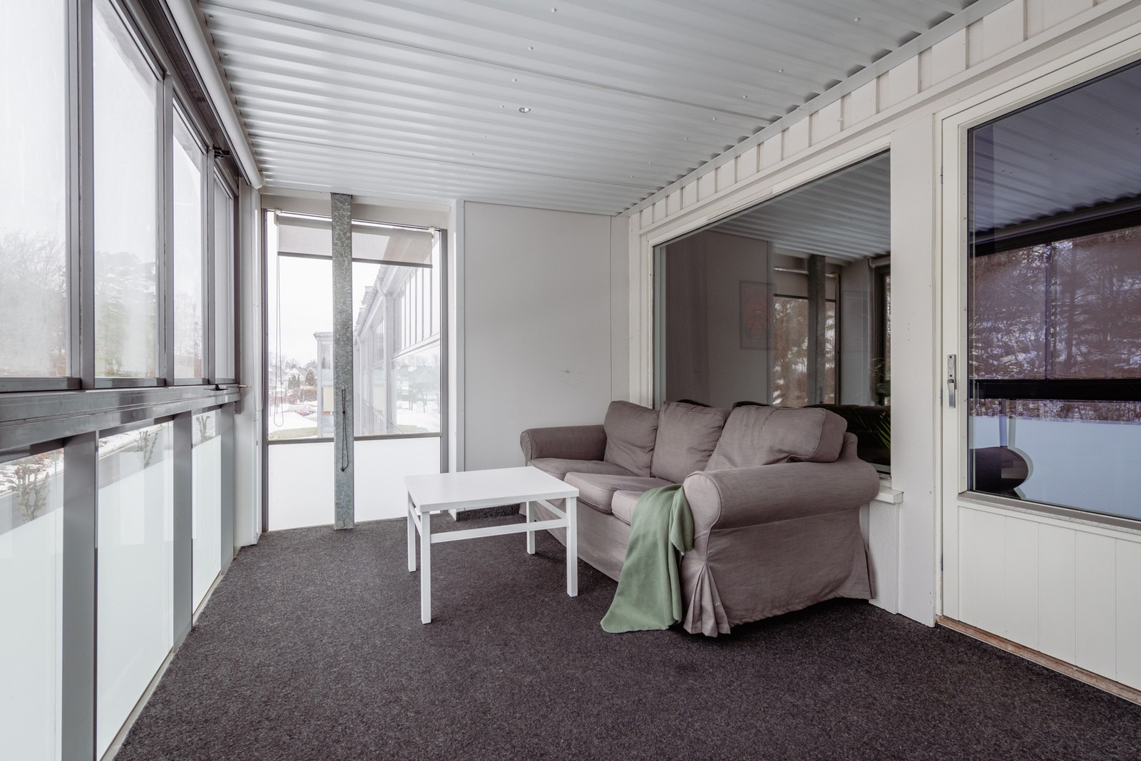 Fra stuen har man utgang til en stor innglasset veranda. Galleribilde