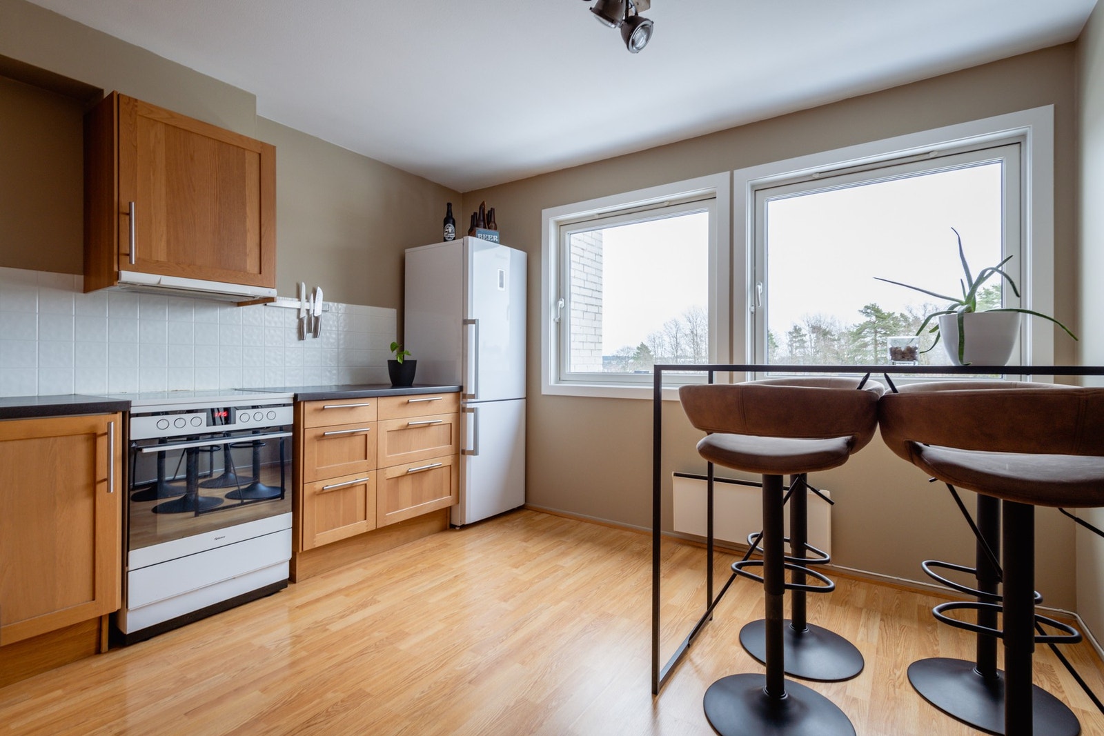 Kjøkkenet har adkomst til gang. Rikelig med skap og benkeplass. Det er også fint plass til spisebord. Galleribilde